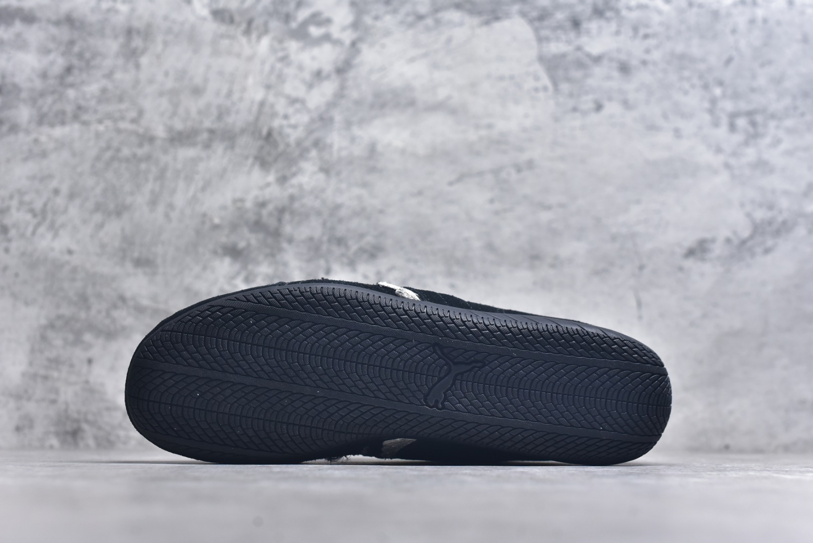 图片[6]-#巴黎世家联名款The Open Product x Puma Speedcat 极速赛车系列彪马低帮生活休闲鞋 原装档案原数据纸版楦型 采用原厂固色翻毛皮鞋面材质 二次成型\’猛帮\’成型工艺 全球知名运动品牌PUMA宝马赛车系列，融合了宝马车队的标志性配色，以趣味十足又前卫复古的设计引领潮流，将赛道精神融入街头时尚，开启前卫竞速之旅。自1978年巴伐利亚车队走上世界舞台，宝马赛车就在全球汽车制造和赛车运动领域留下了浓墨重彩的一笔。全新的两款BMW MMS Roma与BMW MMS Speedboat鞋款，均从宝马车型中汲取灵感。以黑或白为底色，融入经典配色，主打前卫复古风。Roma鞋款的鞋侧以复古的流线造型，缀以宝马经典Logo，巧妙吸睛；而Speedcat鞋款以亮眼三色条纹元素缀以舒适鞋面，赋予了独特的个性美学，演绎赛车的无尽能量 TD 尺码 35 36 37 38 39 40 41 42 43 44 45 ｛官方同布 无半码｝-选品中心