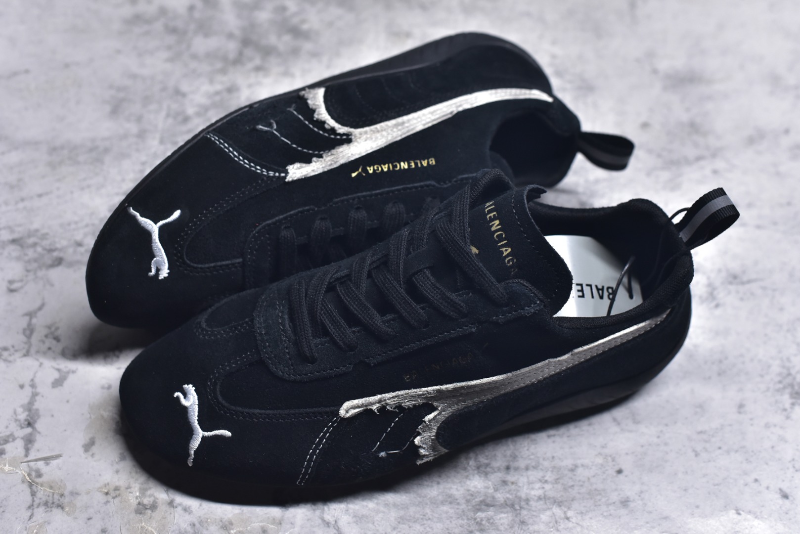 图片[7]-#巴黎世家联名款The Open Product x Puma Speedcat 极速赛车系列彪马低帮生活休闲鞋 原装档案原数据纸版楦型 采用原厂固色翻毛皮鞋面材质 二次成型\’猛帮\’成型工艺 全球知名运动品牌PUMA宝马赛车系列，融合了宝马车队的标志性配色，以趣味十足又前卫复古的设计引领潮流，将赛道精神融入街头时尚，开启前卫竞速之旅。自1978年巴伐利亚车队走上世界舞台，宝马赛车就在全球汽车制造和赛车运动领域留下了浓墨重彩的一笔。全新的两款BMW MMS Roma与BMW MMS Speedboat鞋款，均从宝马车型中汲取灵感。以黑或白为底色，融入经典配色，主打前卫复古风。Roma鞋款的鞋侧以复古的流线造型，缀以宝马经典Logo，巧妙吸睛；而Speedcat鞋款以亮眼三色条纹元素缀以舒适鞋面，赋予了独特的个性美学，演绎赛车的无尽能量 TD 尺码 35 36 37 38 39 40 41 42 43 44 45 ｛官方同布 无半码｝-选品中心