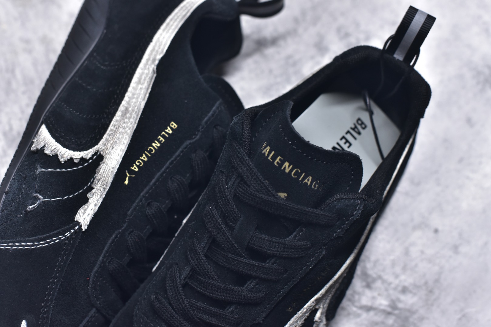 图片[9]-#巴黎世家联名款The Open Product x Puma Speedcat 极速赛车系列彪马低帮生活休闲鞋 原装档案原数据纸版楦型 采用原厂固色翻毛皮鞋面材质 二次成型\’猛帮\’成型工艺 全球知名运动品牌PUMA宝马赛车系列，融合了宝马车队的标志性配色，以趣味十足又前卫复古的设计引领潮流，将赛道精神融入街头时尚，开启前卫竞速之旅。自1978年巴伐利亚车队走上世界舞台，宝马赛车就在全球汽车制造和赛车运动领域留下了浓墨重彩的一笔。全新的两款BMW MMS Roma与BMW MMS Speedboat鞋款，均从宝马车型中汲取灵感。以黑或白为底色，融入经典配色，主打前卫复古风。Roma鞋款的鞋侧以复古的流线造型，缀以宝马经典Logo，巧妙吸睛；而Speedcat鞋款以亮眼三色条纹元素缀以舒适鞋面，赋予了独特的个性美学，演绎赛车的无尽能量 TD 尺码 35 36 37 38 39 40 41 42 43 44 45 ｛官方同布 无半码｝-选品中心