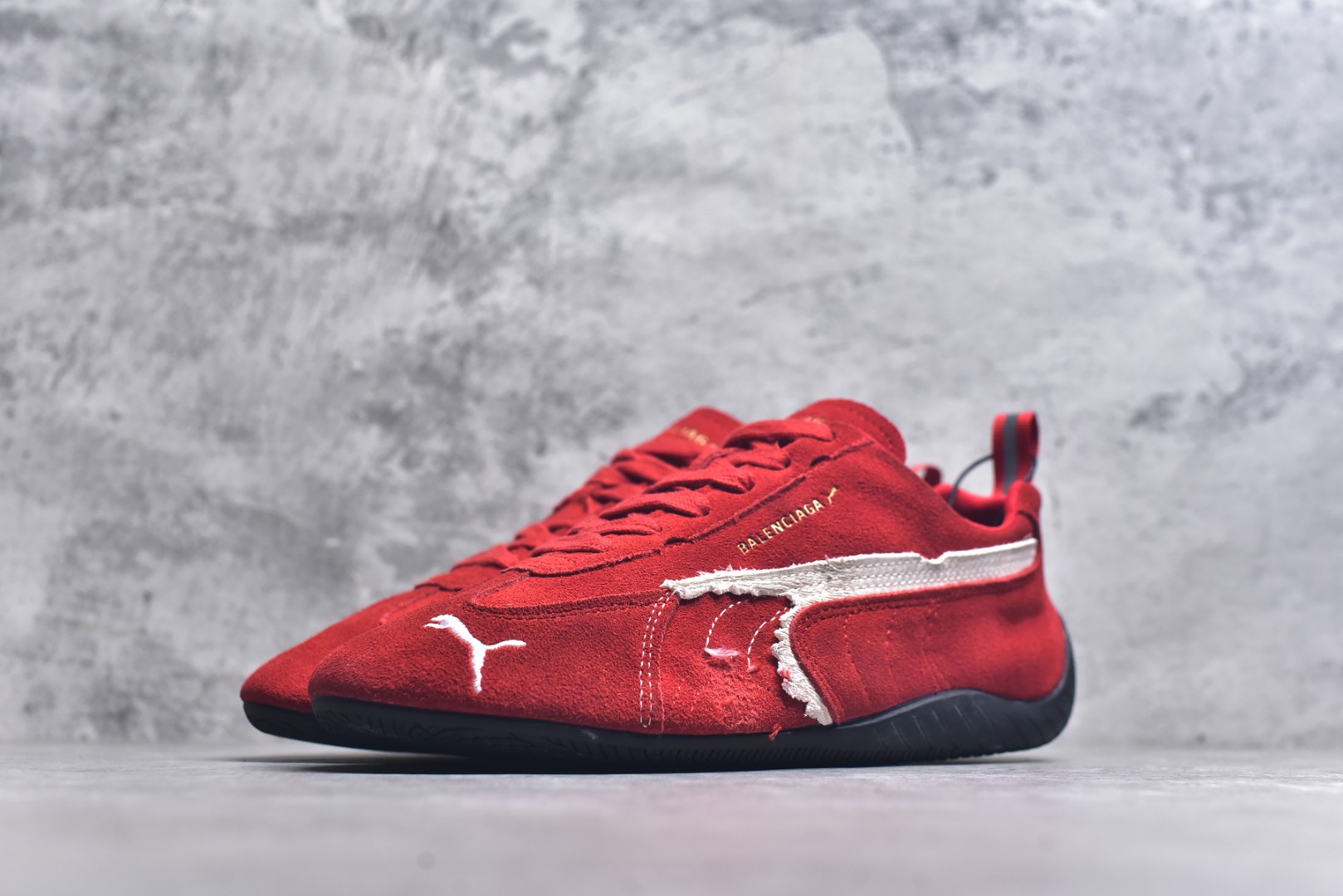 图片[2]-#巴黎世家联名款The Open Product x Puma Speedcat 极速赛车系列彪马低帮生活休闲鞋 原装档案原数据纸版楦型 采用原厂固色翻毛皮鞋面材质 二次成型\’猛帮\’成型工艺 全球知名运动品牌PUMA宝马赛车系列，融合了宝马车队的标志性配色，以趣味十足又前卫复古的设计引领潮流，将赛道精神融入街头时尚，开启前卫竞速之旅。自1978年巴伐利亚车队走上世界舞台，宝马赛车就在全球汽车制造和赛车运动领域留下了浓墨重彩的一笔。全新的两款BMW MMS Roma与BMW MMS Speedboat鞋款，均从宝马车型中汲取灵感。以黑或白为底色，融入经典配色，主打前卫复古风。Roma鞋款的鞋侧以复古的流线造型，缀以宝马经典Logo，巧妙吸睛；而Speedcat鞋款以亮眼三色条纹元素缀以舒适鞋面，赋予了独特的个性美学，演绎赛车的无尽能量 TD 尺码 35 36 37 38 39 40 41 42 43 44 45 ｛官方同布 无半码｝-选品中心