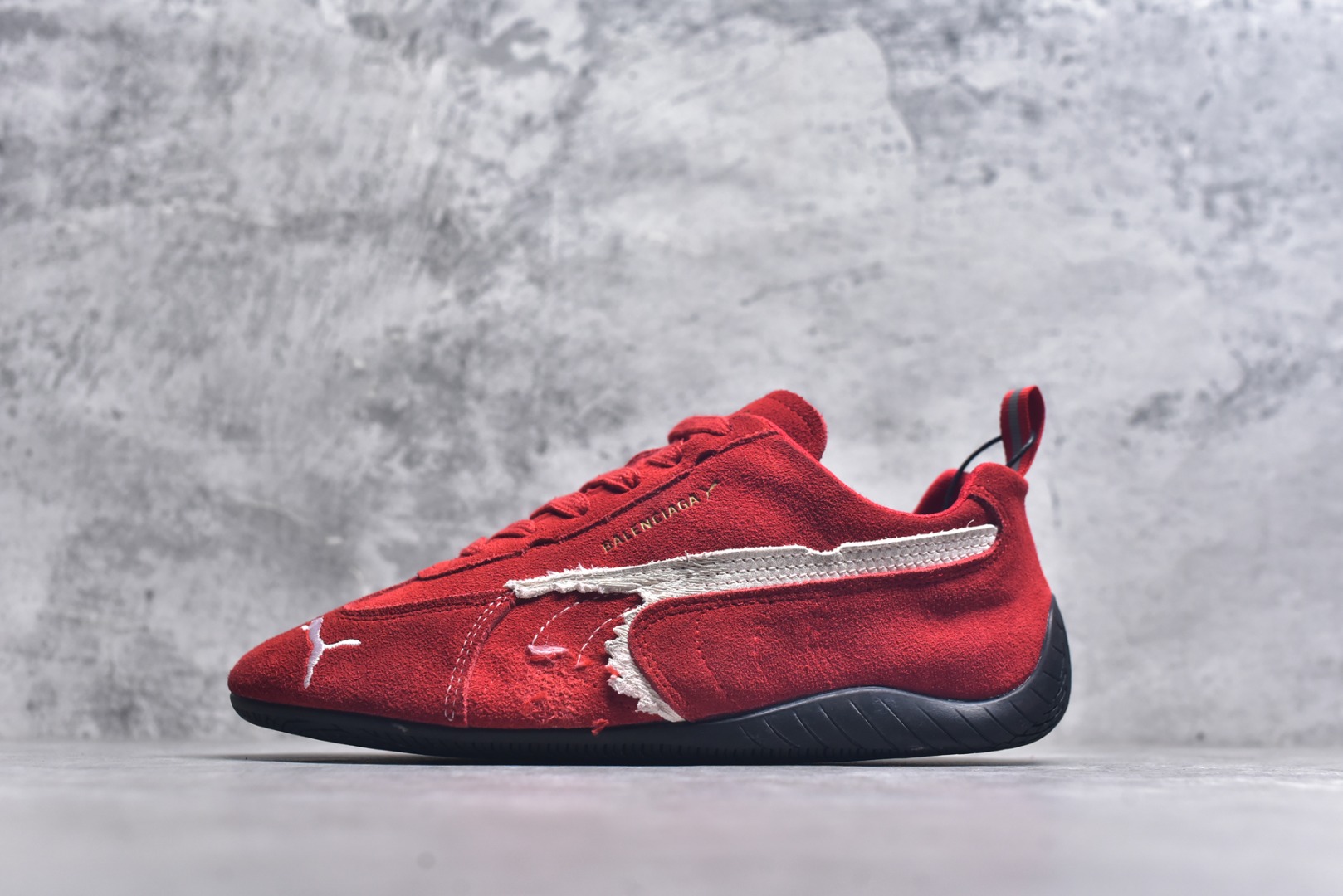 #巴黎世家联名款The Open Product x Puma Speedcat 极速赛车系列彪马低帮生活休闲鞋 原装档案原数据纸版楦型 采用原厂固色翻毛皮鞋面材质 二次成型\'猛帮\'成型工艺 全球知名运动品牌PUMA宝马赛车系列，融合了宝马车队的标志性配色，以趣味十足又前卫复古的设计引领潮流，将赛道精神融入街头时尚，开启前卫竞速之旅。自1978年巴伐利亚车队走上世界舞台，宝马赛车就在全球汽车制造和赛车运动领域留下了浓墨重彩的一笔。全新的两款BMW MMS Roma与BMW MMS Speedboat鞋款，均从宝马车型中汲取灵感。以黑或白为底色，融入经典配色，主打前卫复古风。Roma鞋款的鞋侧以复古的流线造型，缀以宝马经典Logo，巧妙吸睛；而Speedcat鞋款以亮眼三色条纹元素缀以舒适鞋面，赋予了独特的个性美学，演绎赛车的无尽能量 TD 尺码 35 36 37 38 39 40 41 42 43 44 45 ｛官方同布 无半码｝-选品中心