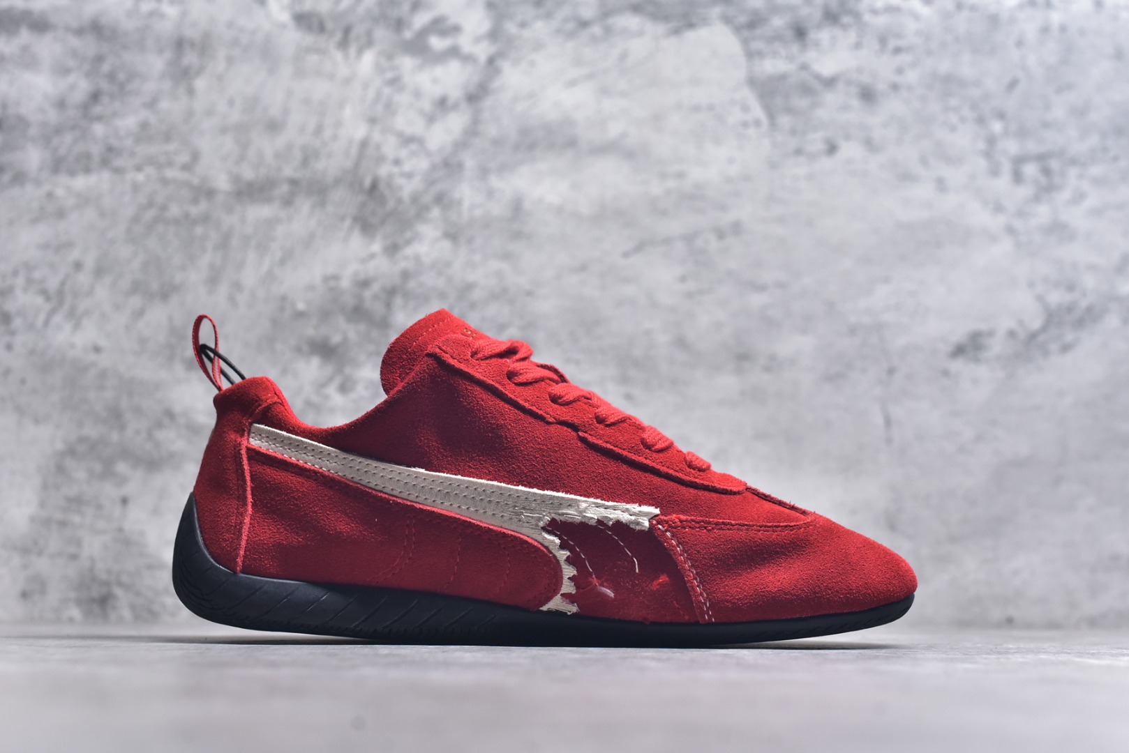 图片[3]-#巴黎世家联名款The Open Product x Puma Speedcat 极速赛车系列彪马低帮生活休闲鞋 原装档案原数据纸版楦型 采用原厂固色翻毛皮鞋面材质 二次成型\’猛帮\’成型工艺 全球知名运动品牌PUMA宝马赛车系列，融合了宝马车队的标志性配色，以趣味十足又前卫复古的设计引领潮流，将赛道精神融入街头时尚，开启前卫竞速之旅。自1978年巴伐利亚车队走上世界舞台，宝马赛车就在全球汽车制造和赛车运动领域留下了浓墨重彩的一笔。全新的两款BMW MMS Roma与BMW MMS Speedboat鞋款，均从宝马车型中汲取灵感。以黑或白为底色，融入经典配色，主打前卫复古风。Roma鞋款的鞋侧以复古的流线造型，缀以宝马经典Logo，巧妙吸睛；而Speedcat鞋款以亮眼三色条纹元素缀以舒适鞋面，赋予了独特的个性美学，演绎赛车的无尽能量 TD 尺码 35 36 37 38 39 40 41 42 43 44 45 ｛官方同布 无半码｝-选品中心