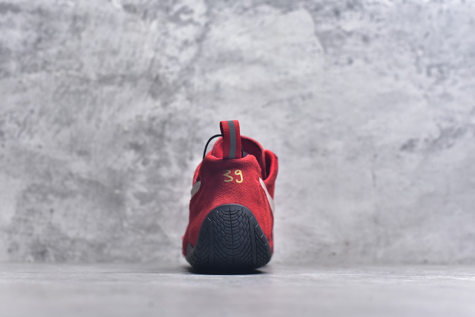 图片[5]-#巴黎世家联名款The Open Product x Puma Speedcat 极速赛车系列彪马低帮生活休闲鞋 原装档案原数据纸版楦型 采用原厂固色翻毛皮鞋面材质 二次成型\’猛帮\’成型工艺 全球知名运动品牌PUMA宝马赛车系列，融合了宝马车队的标志性配色，以趣味十足又前卫复古的设计引领潮流，将赛道精神融入街头时尚，开启前卫竞速之旅。自1978年巴伐利亚车队走上世界舞台，宝马赛车就在全球汽车制造和赛车运动领域留下了浓墨重彩的一笔。全新的两款BMW MMS Roma与BMW MMS Speedboat鞋款，均从宝马车型中汲取灵感。以黑或白为底色，融入经典配色，主打前卫复古风。Roma鞋款的鞋侧以复古的流线造型，缀以宝马经典Logo，巧妙吸睛；而Speedcat鞋款以亮眼三色条纹元素缀以舒适鞋面，赋予了独特的个性美学，演绎赛车的无尽能量 TD 尺码 35 36 37 38 39 40 41 42 43 44 45 ｛官方同布 无半码｝-选品中心