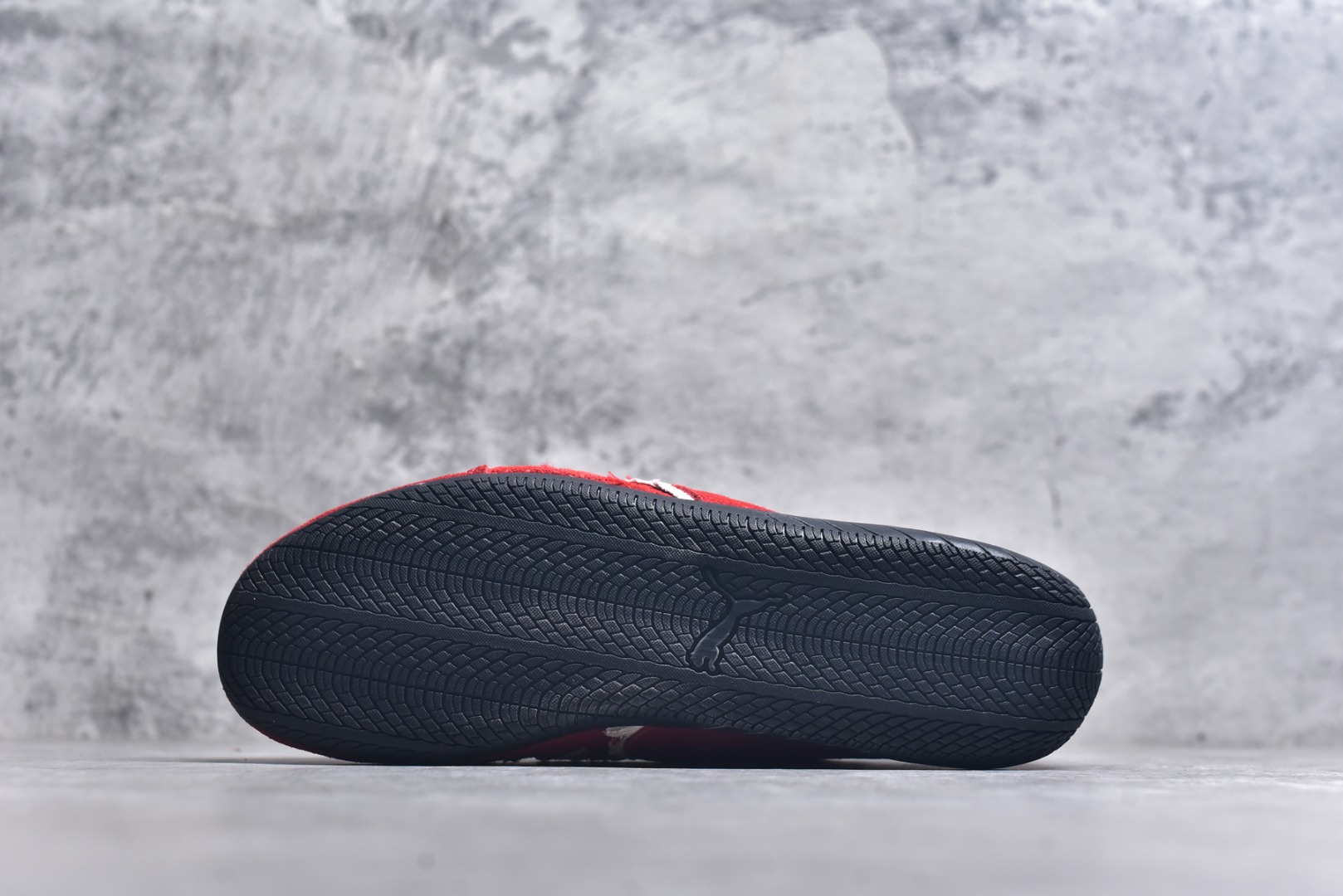 图片[6]-#巴黎世家联名款The Open Product x Puma Speedcat 极速赛车系列彪马低帮生活休闲鞋 原装档案原数据纸版楦型 采用原厂固色翻毛皮鞋面材质 二次成型\’猛帮\’成型工艺 全球知名运动品牌PUMA宝马赛车系列，融合了宝马车队的标志性配色，以趣味十足又前卫复古的设计引领潮流，将赛道精神融入街头时尚，开启前卫竞速之旅。自1978年巴伐利亚车队走上世界舞台，宝马赛车就在全球汽车制造和赛车运动领域留下了浓墨重彩的一笔。全新的两款BMW MMS Roma与BMW MMS Speedboat鞋款，均从宝马车型中汲取灵感。以黑或白为底色，融入经典配色，主打前卫复古风。Roma鞋款的鞋侧以复古的流线造型，缀以宝马经典Logo，巧妙吸睛；而Speedcat鞋款以亮眼三色条纹元素缀以舒适鞋面，赋予了独特的个性美学，演绎赛车的无尽能量 TD 尺码 35 36 37 38 39 40 41 42 43 44 45 ｛官方同布 无半码｝-选品中心