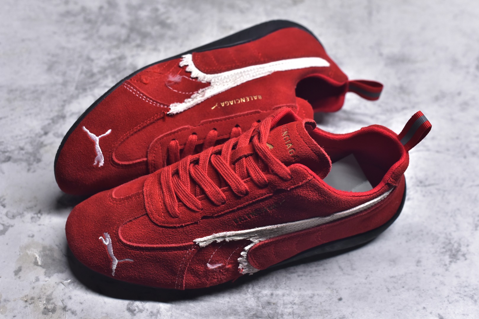 图片[7]-#巴黎世家联名款The Open Product x Puma Speedcat 极速赛车系列彪马低帮生活休闲鞋 原装档案原数据纸版楦型 采用原厂固色翻毛皮鞋面材质 二次成型\’猛帮\’成型工艺 全球知名运动品牌PUMA宝马赛车系列，融合了宝马车队的标志性配色，以趣味十足又前卫复古的设计引领潮流，将赛道精神融入街头时尚，开启前卫竞速之旅。自1978年巴伐利亚车队走上世界舞台，宝马赛车就在全球汽车制造和赛车运动领域留下了浓墨重彩的一笔。全新的两款BMW MMS Roma与BMW MMS Speedboat鞋款，均从宝马车型中汲取灵感。以黑或白为底色，融入经典配色，主打前卫复古风。Roma鞋款的鞋侧以复古的流线造型，缀以宝马经典Logo，巧妙吸睛；而Speedcat鞋款以亮眼三色条纹元素缀以舒适鞋面，赋予了独特的个性美学，演绎赛车的无尽能量 TD 尺码 35 36 37 38 39 40 41 42 43 44 45 ｛官方同布 无半码｝-选品中心