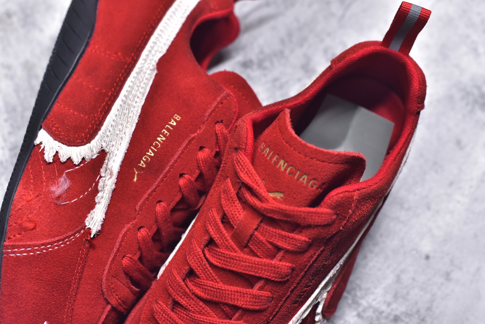 图片[9]-#巴黎世家联名款The Open Product x Puma Speedcat 极速赛车系列彪马低帮生活休闲鞋 原装档案原数据纸版楦型 采用原厂固色翻毛皮鞋面材质 二次成型\’猛帮\’成型工艺 全球知名运动品牌PUMA宝马赛车系列，融合了宝马车队的标志性配色，以趣味十足又前卫复古的设计引领潮流，将赛道精神融入街头时尚，开启前卫竞速之旅。自1978年巴伐利亚车队走上世界舞台，宝马赛车就在全球汽车制造和赛车运动领域留下了浓墨重彩的一笔。全新的两款BMW MMS Roma与BMW MMS Speedboat鞋款，均从宝马车型中汲取灵感。以黑或白为底色，融入经典配色，主打前卫复古风。Roma鞋款的鞋侧以复古的流线造型，缀以宝马经典Logo，巧妙吸睛；而Speedcat鞋款以亮眼三色条纹元素缀以舒适鞋面，赋予了独特的个性美学，演绎赛车的无尽能量 TD 尺码 35 36 37 38 39 40 41 42 43 44 45 ｛官方同布 无半码｝-选品中心