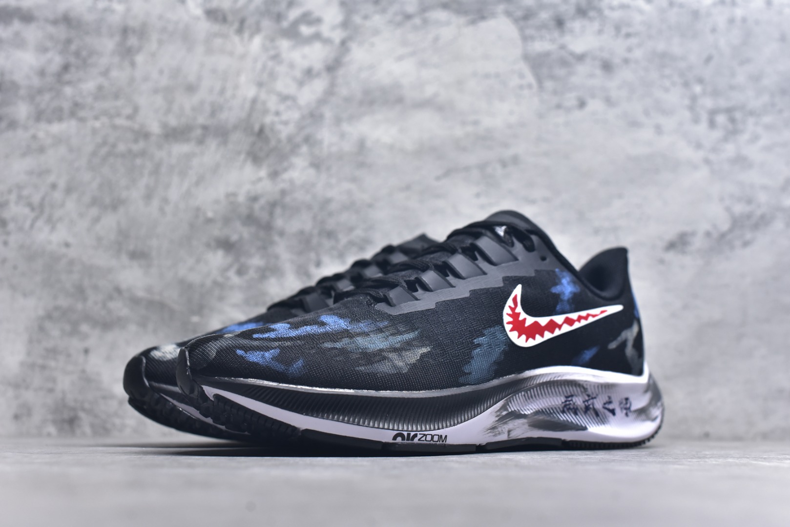 图片[2]-#Nike Pegasus 37 耐克 飞马37代 低帮 威武之师 黑蓝色 男女同款 赛博朋克 手绘潮流简约百搭防滑耐磨低邦跑步鞋 该定制版球鞋选用原鞋款为Nike Pegasus 37为原鞋，整双鞋以蓝色为主，鞋身配色设计简约百搭，英文涂鸦点缀设计使其更有设计感。 货号：BQ9646-200 尺码：36-45带半码-选品中心