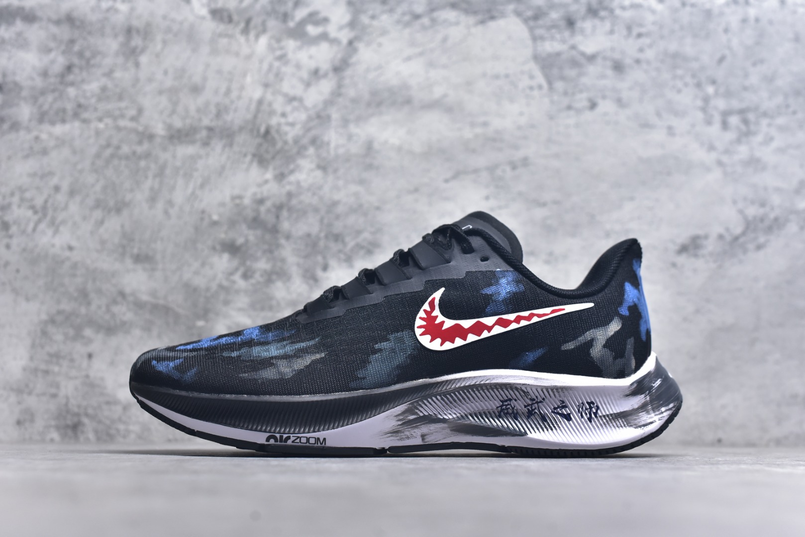 #Nike Pegasus 37 耐克 飞马37代 低帮 威武之师 黑蓝色 男女同款 赛博朋克 手绘潮流简约百搭防滑耐磨低邦跑步鞋 该定制版球鞋选用原鞋款为Nike Pegasus 37为原鞋，整双鞋以蓝色为主，鞋身配色设计简约百搭，英文涂鸦点缀设计使其更有设计感。 货号：BQ9646-200 尺码：36-45带半码-选品中心