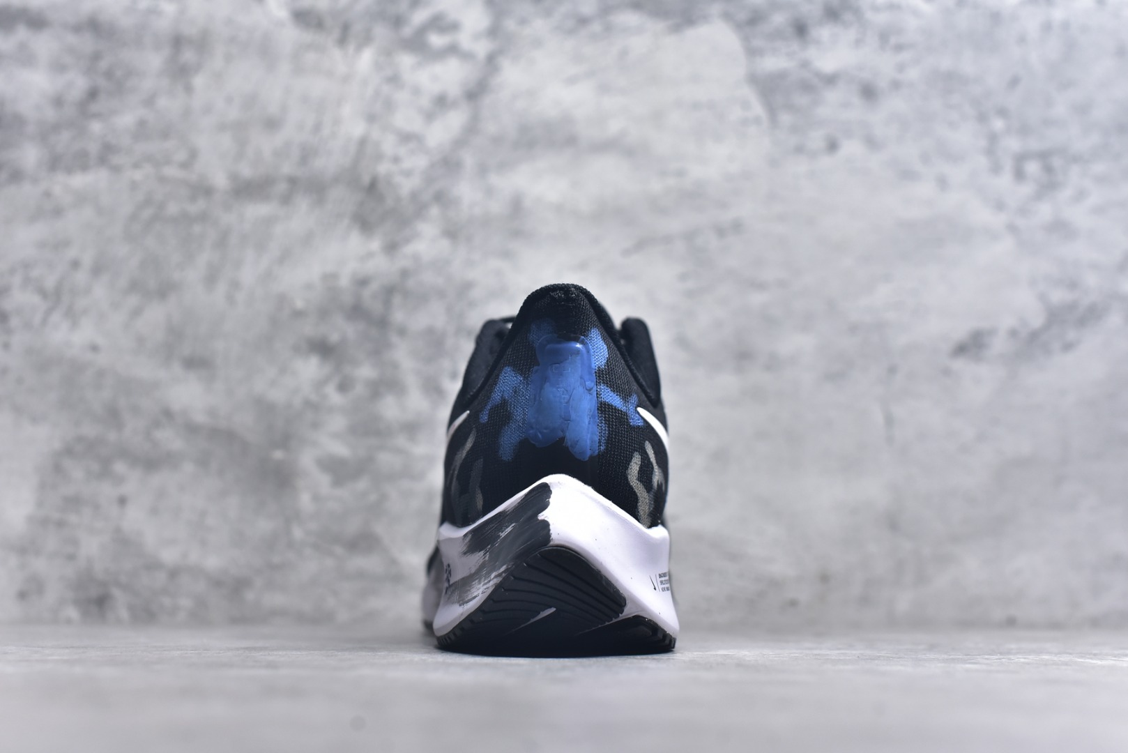 图片[5]-#Nike Pegasus 37 耐克 飞马37代 低帮 威武之师 黑蓝色 男女同款 赛博朋克 手绘潮流简约百搭防滑耐磨低邦跑步鞋 该定制版球鞋选用原鞋款为Nike Pegasus 37为原鞋，整双鞋以蓝色为主，鞋身配色设计简约百搭，英文涂鸦点缀设计使其更有设计感。 货号：BQ9646-200 尺码：36-45带半码-选品中心