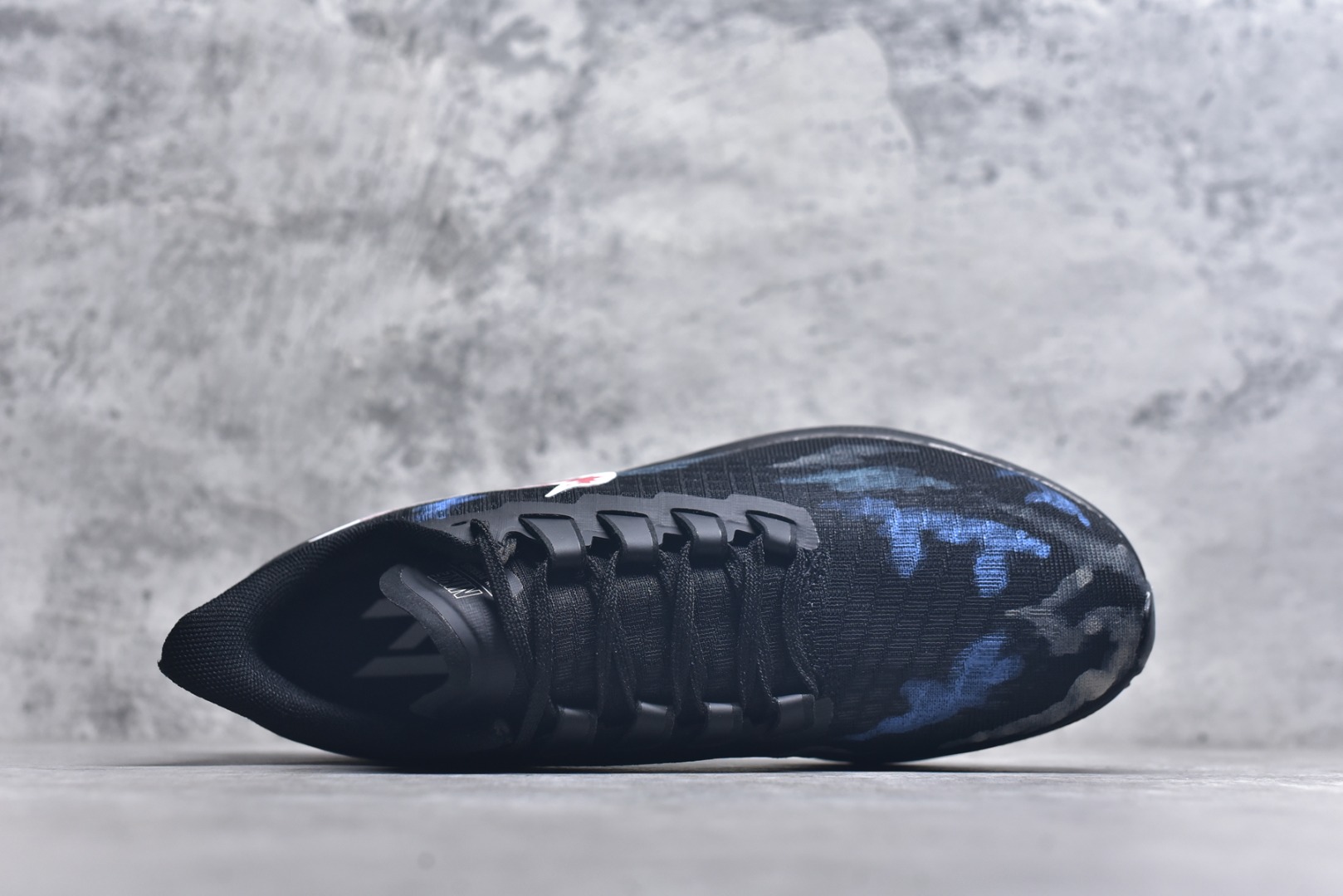 图片[4]-#Nike Pegasus 37 耐克 飞马37代 低帮 威武之师 黑蓝色 男女同款 赛博朋克 手绘潮流简约百搭防滑耐磨低邦跑步鞋 该定制版球鞋选用原鞋款为Nike Pegasus 37为原鞋，整双鞋以蓝色为主，鞋身配色设计简约百搭，英文涂鸦点缀设计使其更有设计感。 货号：BQ9646-200 尺码：36-45带半码-选品中心