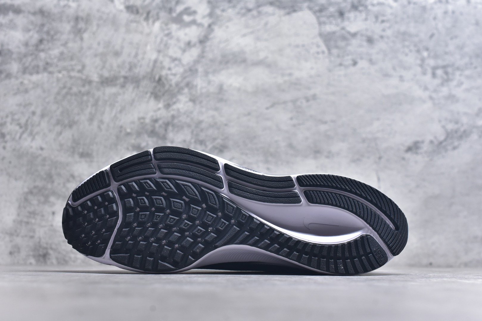 图片[6]-#Nike Pegasus 37 耐克 飞马37代 低帮 威武之师 黑蓝色 男女同款 赛博朋克 手绘潮流简约百搭防滑耐磨低邦跑步鞋 该定制版球鞋选用原鞋款为Nike Pegasus 37为原鞋，整双鞋以蓝色为主，鞋身配色设计简约百搭，英文涂鸦点缀设计使其更有设计感。 货号：BQ9646-200 尺码：36-45带半码-选品中心