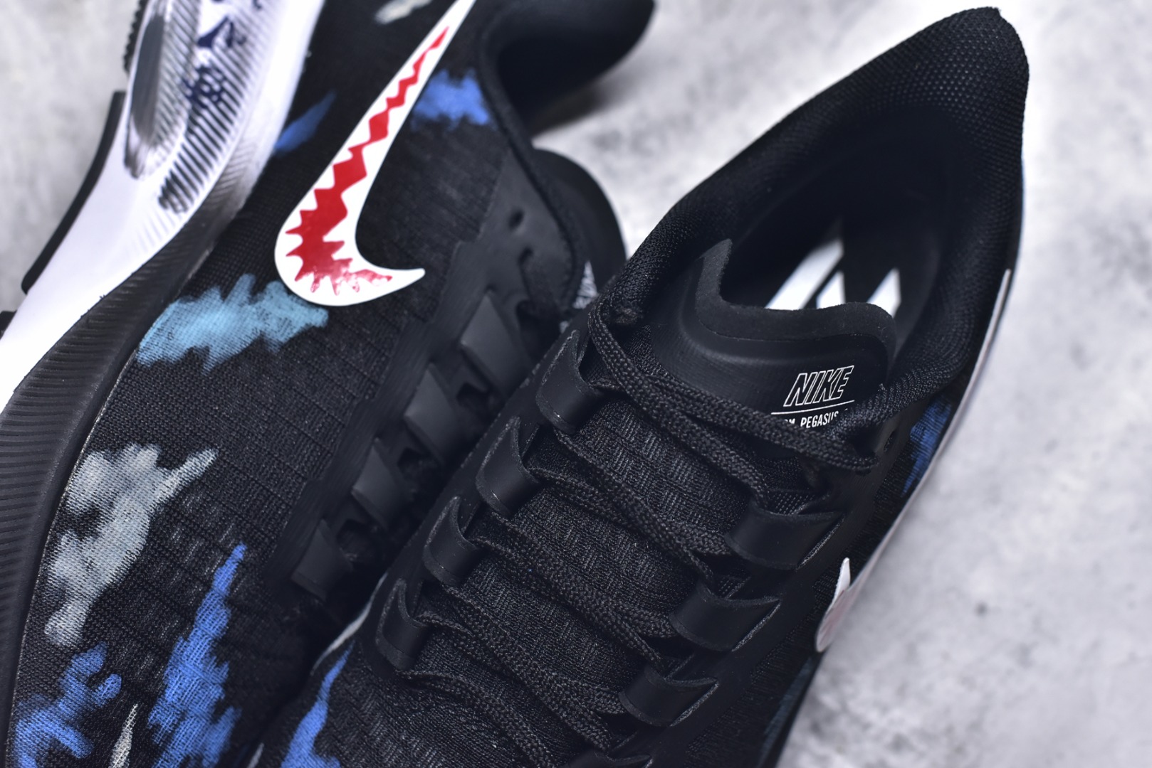 图片[9]-#Nike Pegasus 37 耐克 飞马37代 低帮 威武之师 黑蓝色 男女同款 赛博朋克 手绘潮流简约百搭防滑耐磨低邦跑步鞋 该定制版球鞋选用原鞋款为Nike Pegasus 37为原鞋，整双鞋以蓝色为主，鞋身配色设计简约百搭，英文涂鸦点缀设计使其更有设计感。 货号：BQ9646-200 尺码：36-45带半码-选品中心