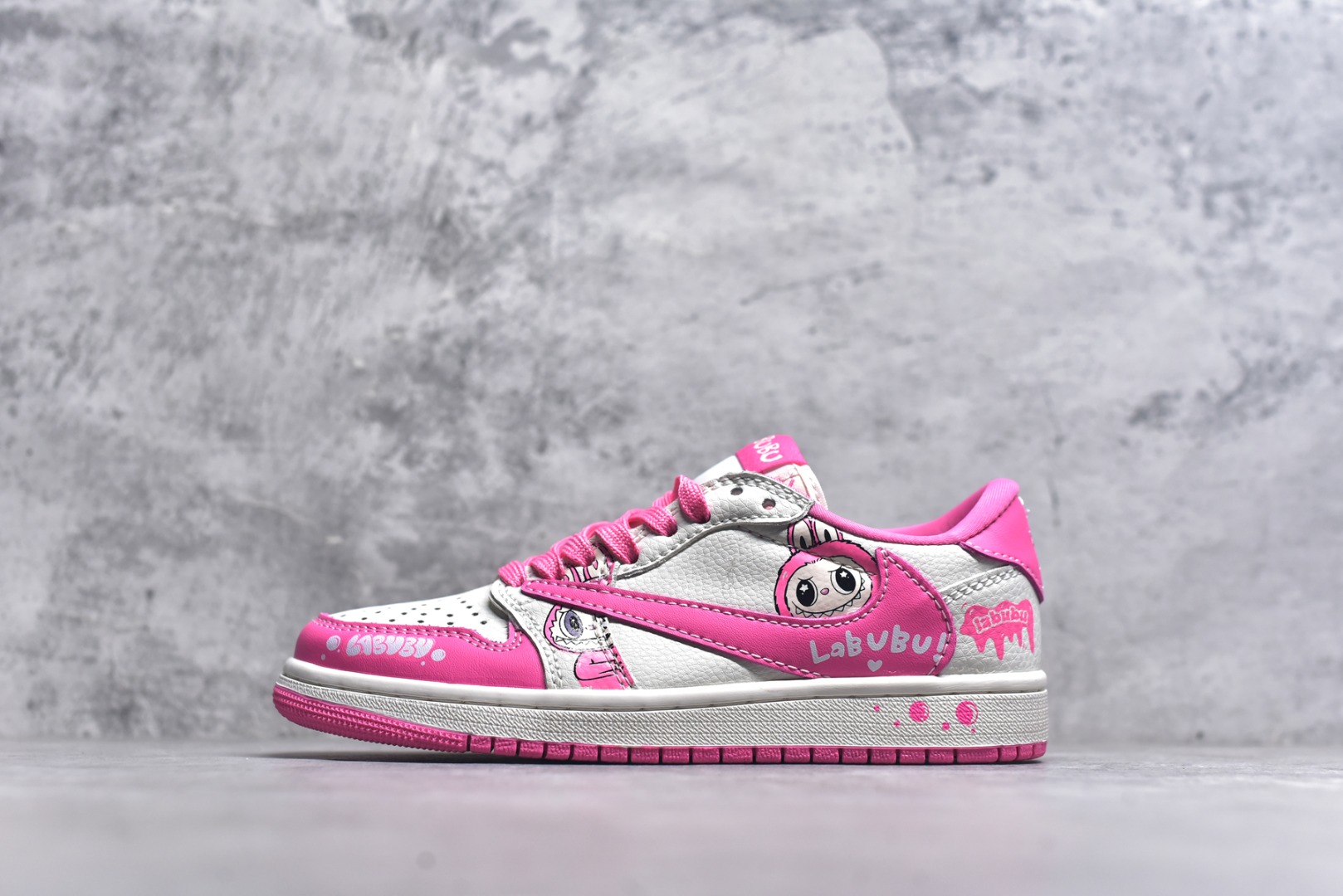 #海外爆款限量发售！Travis Scott x Fragment Design x Jordan Air Jordan 1 Low OG SP “白粉拉布布” 多方联名合作融合了Travi粉勾s Scott 独特的音乐风格，藤原浩个性的设计风格以及Jordan品牌的经典元素 使其成为一双具有独特身份和价值的鞋子 清新而立体的外观加上联名标识更突出了其独特身份 这种配色方案显示出活力和时尚感 在视觉上引人注目 鞋身的质感和细腻的细节处理使其显得高端而格调十足 这款“倒钩”联名是设计与创意完美结合 融合多方的个性风格是一款备受瞩目的潮流鞋款 低帮休闲板鞋 定制鞋盒 大厂纯原品质出货 超高清洁度 皮料切割干净无任何毛边 细节完美 货号：JW1188-162 尺码：36 36.5 37.5 38 38.5 39 40 40.5 41 42 42.5 43 44 44.5 45-选品中心