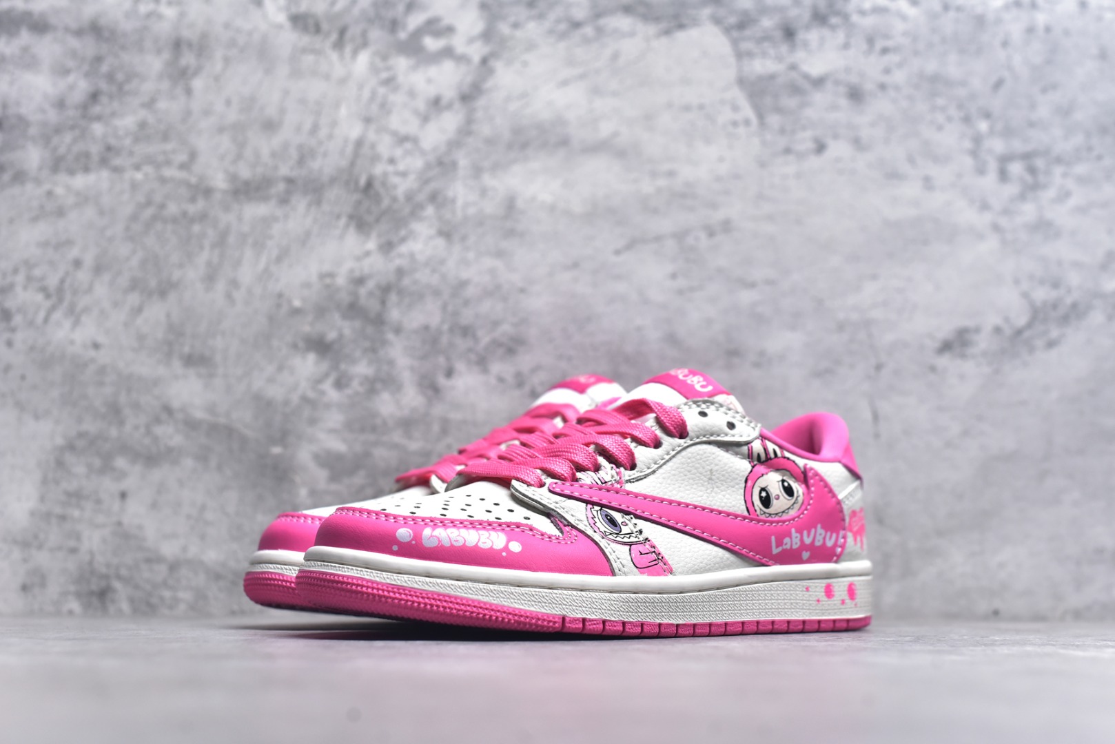 图片[2]-#海外爆款限量发售！Travis Scott x Fragment Design x Jordan Air Jordan 1 Low OG SP “白粉拉布布” 多方联名合作融合了Travi粉勾s Scott 独特的音乐风格，藤原浩个性的设计风格以及Jordan品牌的经典元素 使其成为一双具有独特身份和价值的鞋子 清新而立体的外观加上联名标识更突出了其独特身份 这种配色方案显示出活力和时尚感 在视觉上引人注目 鞋身的质感和细腻的细节处理使其显得高端而格调十足 这款“倒钩”联名是设计与创意完美结合 融合多方的个性风格是一款备受瞩目的潮流鞋款 低帮休闲板鞋 定制鞋盒 大厂纯原品质出货 超高清洁度 皮料切割干净无任何毛边 细节完美 货号：JW1188-162 尺码：36 36.5 37.5 38 38.5 39 40 40.5 41 42 42.5 43 44 44.5 45-选品中心