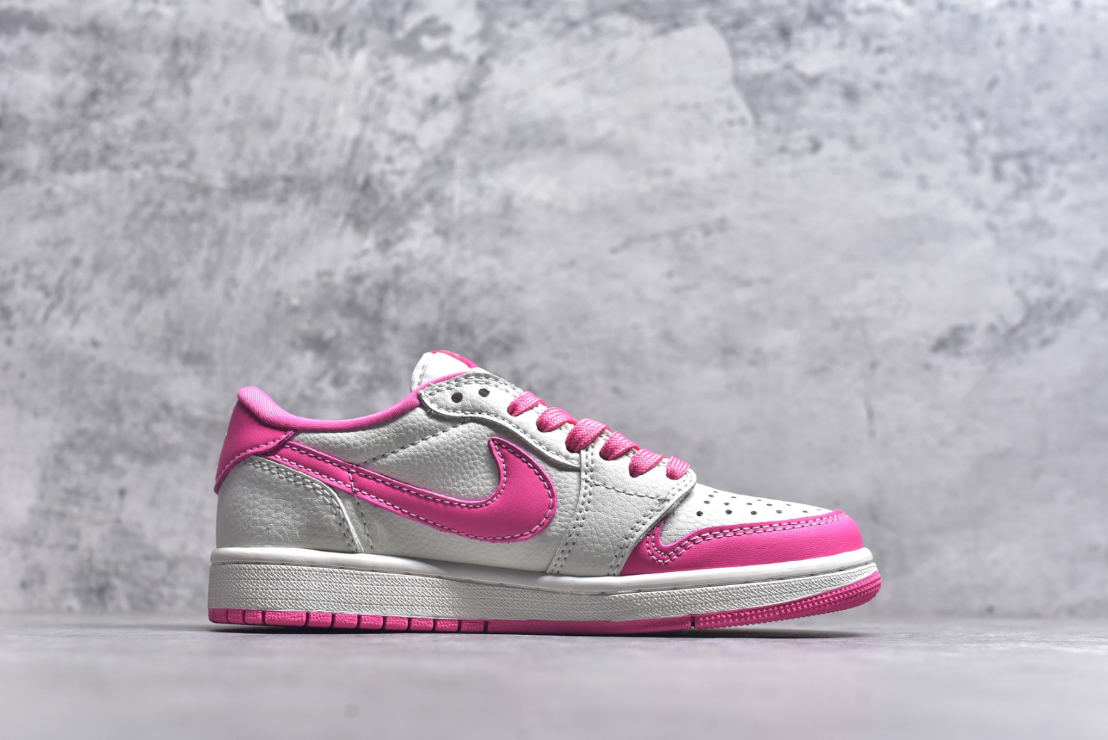 图片[3]-#海外爆款限量发售！Travis Scott x Fragment Design x Jordan Air Jordan 1 Low OG SP “白粉拉布布” 多方联名合作融合了Travi粉勾s Scott 独特的音乐风格，藤原浩个性的设计风格以及Jordan品牌的经典元素 使其成为一双具有独特身份和价值的鞋子 清新而立体的外观加上联名标识更突出了其独特身份 这种配色方案显示出活力和时尚感 在视觉上引人注目 鞋身的质感和细腻的细节处理使其显得高端而格调十足 这款“倒钩”联名是设计与创意完美结合 融合多方的个性风格是一款备受瞩目的潮流鞋款 低帮休闲板鞋 定制鞋盒 大厂纯原品质出货 超高清洁度 皮料切割干净无任何毛边 细节完美 货号：JW1188-162 尺码：36 36.5 37.5 38 38.5 39 40 40.5 41 42 42.5 43 44 44.5 45-选品中心