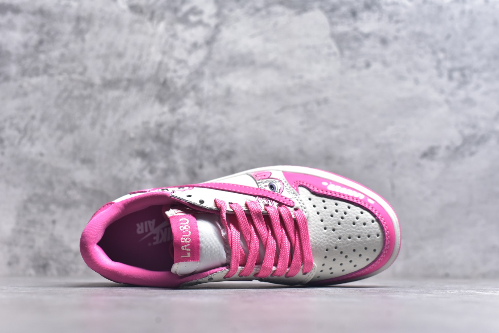 图片[4]-#海外爆款限量发售！Travis Scott x Fragment Design x Jordan Air Jordan 1 Low OG SP “白粉拉布布” 多方联名合作融合了Travi粉勾s Scott 独特的音乐风格，藤原浩个性的设计风格以及Jordan品牌的经典元素 使其成为一双具有独特身份和价值的鞋子 清新而立体的外观加上联名标识更突出了其独特身份 这种配色方案显示出活力和时尚感 在视觉上引人注目 鞋身的质感和细腻的细节处理使其显得高端而格调十足 这款“倒钩”联名是设计与创意完美结合 融合多方的个性风格是一款备受瞩目的潮流鞋款 低帮休闲板鞋 定制鞋盒 大厂纯原品质出货 超高清洁度 皮料切割干净无任何毛边 细节完美 货号：JW1188-162 尺码：36 36.5 37.5 38 38.5 39 40 40.5 41 42 42.5 43 44 44.5 45-选品中心