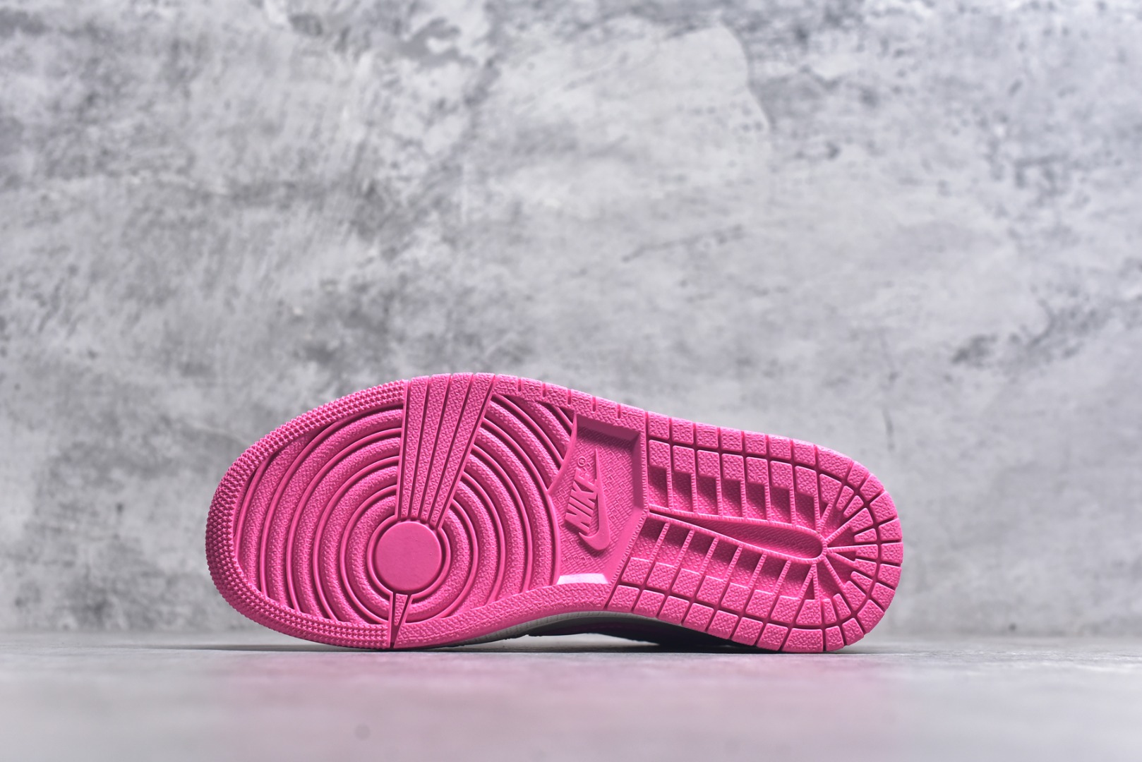 图片[6]-#海外爆款限量发售！Travis Scott x Fragment Design x Jordan Air Jordan 1 Low OG SP “白粉拉布布” 多方联名合作融合了Travi粉勾s Scott 独特的音乐风格，藤原浩个性的设计风格以及Jordan品牌的经典元素 使其成为一双具有独特身份和价值的鞋子 清新而立体的外观加上联名标识更突出了其独特身份 这种配色方案显示出活力和时尚感 在视觉上引人注目 鞋身的质感和细腻的细节处理使其显得高端而格调十足 这款“倒钩”联名是设计与创意完美结合 融合多方的个性风格是一款备受瞩目的潮流鞋款 低帮休闲板鞋 定制鞋盒 大厂纯原品质出货 超高清洁度 皮料切割干净无任何毛边 细节完美 货号：JW1188-162 尺码：36 36.5 37.5 38 38.5 39 40 40.5 41 42 42.5 43 44 44.5 45-选品中心