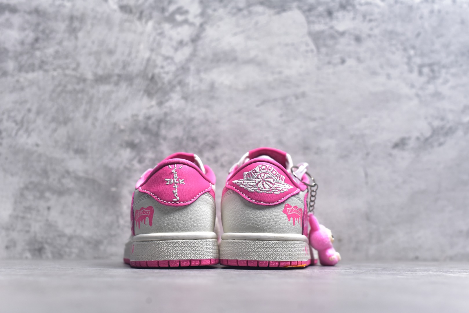 图片[5]-#海外爆款限量发售！Travis Scott x Fragment Design x Jordan Air Jordan 1 Low OG SP “白粉拉布布” 多方联名合作融合了Travi粉勾s Scott 独特的音乐风格，藤原浩个性的设计风格以及Jordan品牌的经典元素 使其成为一双具有独特身份和价值的鞋子 清新而立体的外观加上联名标识更突出了其独特身份 这种配色方案显示出活力和时尚感 在视觉上引人注目 鞋身的质感和细腻的细节处理使其显得高端而格调十足 这款“倒钩”联名是设计与创意完美结合 融合多方的个性风格是一款备受瞩目的潮流鞋款 低帮休闲板鞋 定制鞋盒 大厂纯原品质出货 超高清洁度 皮料切割干净无任何毛边 细节完美 货号：JW1188-162 尺码：36 36.5 37.5 38 38.5 39 40 40.5 41 42 42.5 43 44 44.5 45-选品中心