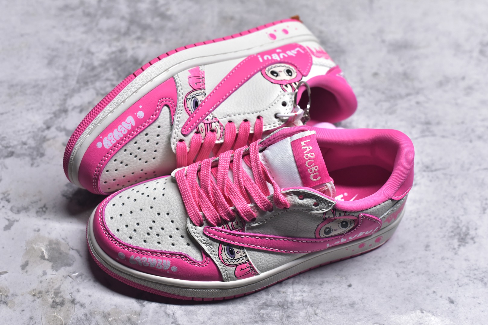 图片[7]-#海外爆款限量发售！Travis Scott x Fragment Design x Jordan Air Jordan 1 Low OG SP “白粉拉布布” 多方联名合作融合了Travi粉勾s Scott 独特的音乐风格，藤原浩个性的设计风格以及Jordan品牌的经典元素 使其成为一双具有独特身份和价值的鞋子 清新而立体的外观加上联名标识更突出了其独特身份 这种配色方案显示出活力和时尚感 在视觉上引人注目 鞋身的质感和细腻的细节处理使其显得高端而格调十足 这款“倒钩”联名是设计与创意完美结合 融合多方的个性风格是一款备受瞩目的潮流鞋款 低帮休闲板鞋 定制鞋盒 大厂纯原品质出货 超高清洁度 皮料切割干净无任何毛边 细节完美 货号：JW1188-162 尺码：36 36.5 37.5 38 38.5 39 40 40.5 41 42 42.5 43 44 44.5 45-选品中心