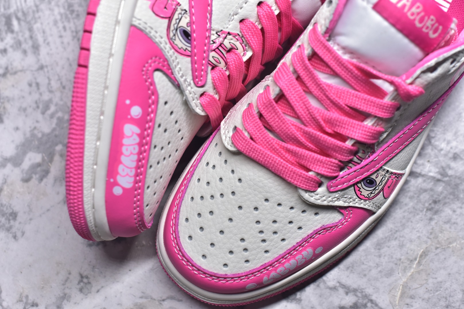 图片[8]-#海外爆款限量发售！Travis Scott x Fragment Design x Jordan Air Jordan 1 Low OG SP “白粉拉布布” 多方联名合作融合了Travi粉勾s Scott 独特的音乐风格，藤原浩个性的设计风格以及Jordan品牌的经典元素 使其成为一双具有独特身份和价值的鞋子 清新而立体的外观加上联名标识更突出了其独特身份 这种配色方案显示出活力和时尚感 在视觉上引人注目 鞋身的质感和细腻的细节处理使其显得高端而格调十足 这款“倒钩”联名是设计与创意完美结合 融合多方的个性风格是一款备受瞩目的潮流鞋款 低帮休闲板鞋 定制鞋盒 大厂纯原品质出货 超高清洁度 皮料切割干净无任何毛边 细节完美 货号：JW1188-162 尺码：36 36.5 37.5 38 38.5 39 40 40.5 41 42 42.5 43 44 44.5 45-选品中心