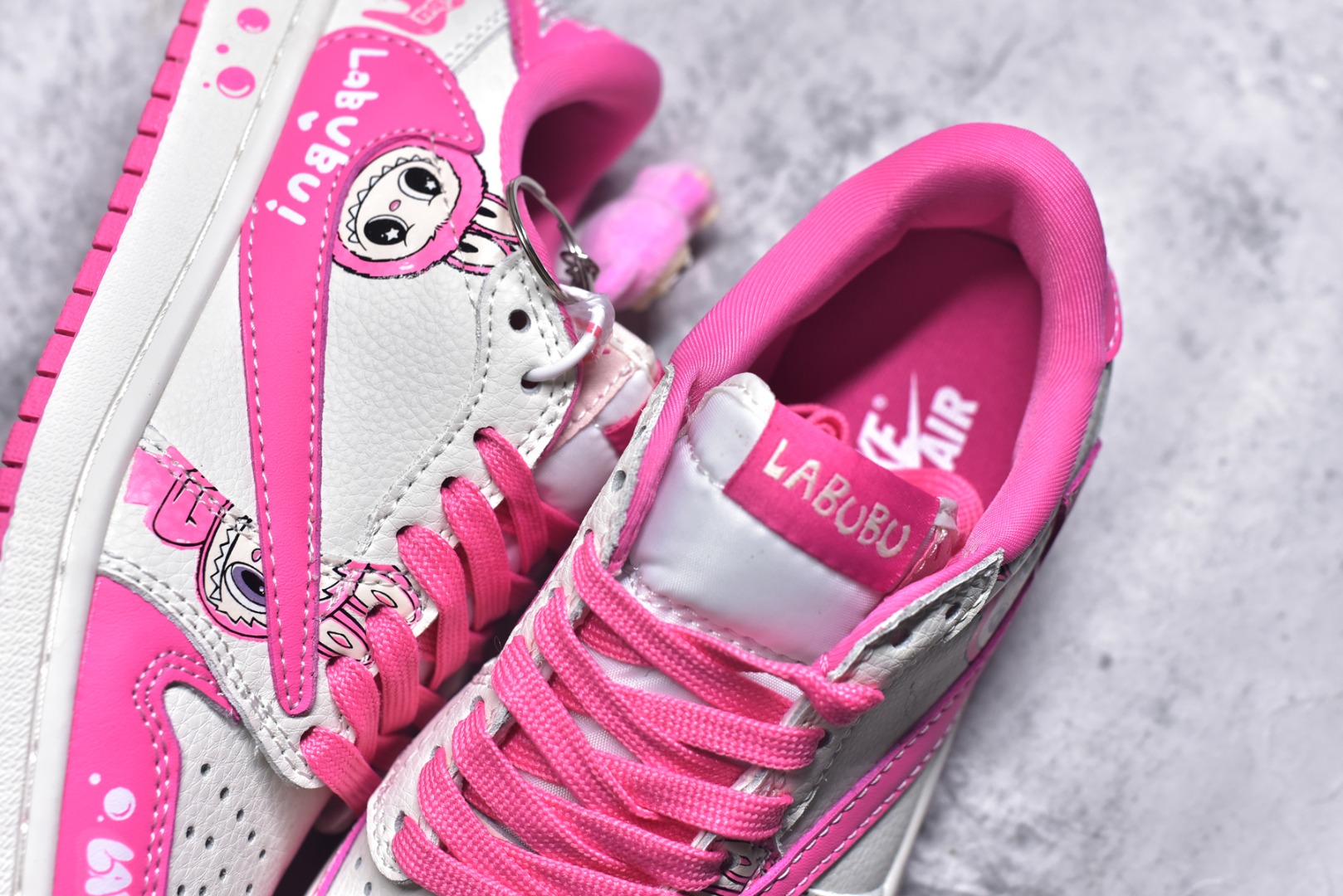 图片[9]-#海外爆款限量发售！Travis Scott x Fragment Design x Jordan Air Jordan 1 Low OG SP “白粉拉布布” 多方联名合作融合了Travi粉勾s Scott 独特的音乐风格，藤原浩个性的设计风格以及Jordan品牌的经典元素 使其成为一双具有独特身份和价值的鞋子 清新而立体的外观加上联名标识更突出了其独特身份 这种配色方案显示出活力和时尚感 在视觉上引人注目 鞋身的质感和细腻的细节处理使其显得高端而格调十足 这款“倒钩”联名是设计与创意完美结合 融合多方的个性风格是一款备受瞩目的潮流鞋款 低帮休闲板鞋 定制鞋盒 大厂纯原品质出货 超高清洁度 皮料切割干净无任何毛边 细节完美 货号：JW1188-162 尺码：36 36.5 37.5 38 38.5 39 40 40.5 41 42 42.5 43 44 44.5 45-选品中心