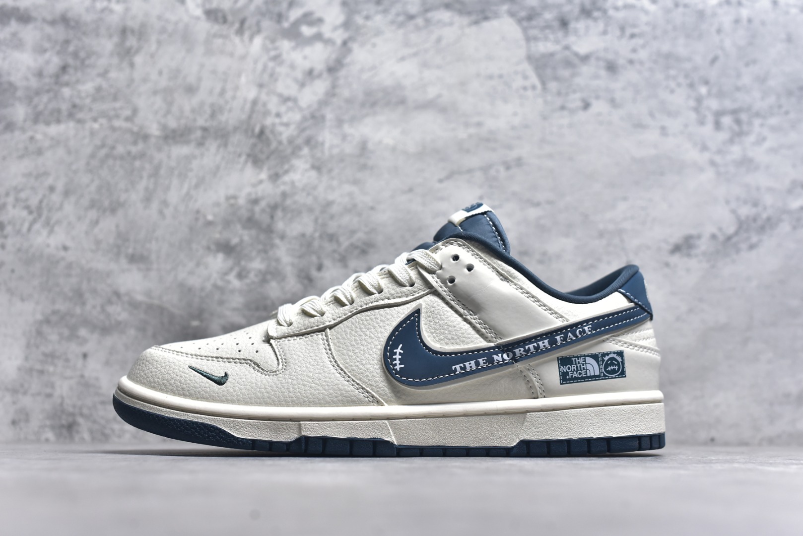 #海外爆款限量发售！Nike SB Dunk Low“ 北面联名——米蓝字母勾” 周年高端定制 低帮休闲板鞋 定制鞋盒 大厂纯原品质出货 超高清洁度 皮料切割干净无任何毛边 细节完美 货号：SR2025-003 尺码：36 36.5 37.5 38 38.5 39 40 40.5 41 42 42.5 43 44 44.5 45-选品中心