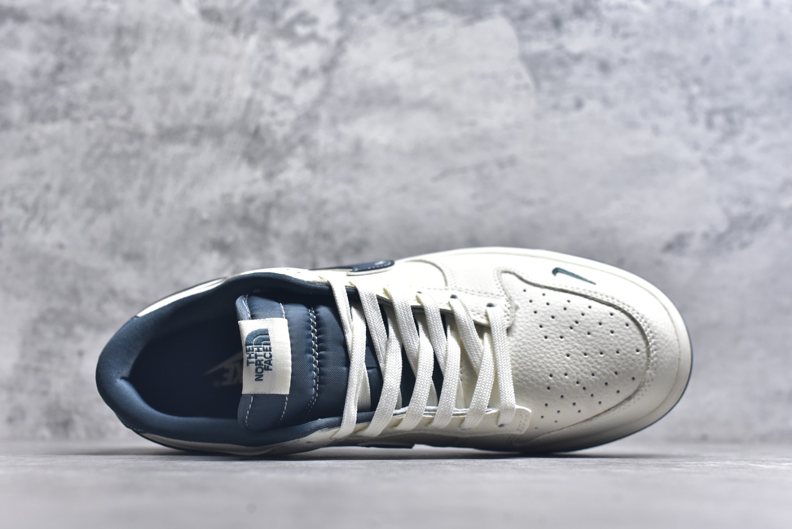 图片[4]-#海外爆款限量发售！Nike SB Dunk Low“ 北面联名——米蓝字母勾” 周年高端定制 低帮休闲板鞋 定制鞋盒 大厂纯原品质出货 超高清洁度 皮料切割干净无任何毛边 细节完美 货号：SR2025-003 尺码：36 36.5 37.5 38 38.5 39 40 40.5 41 42 42.5 43 44 44.5 45-选品中心