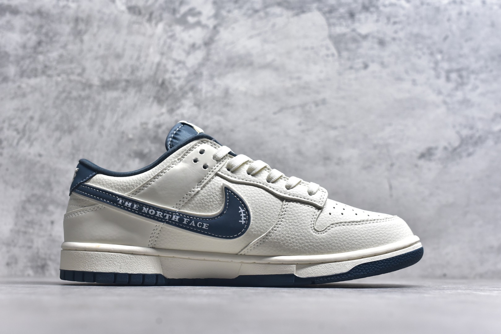 图片[3]-#海外爆款限量发售！Nike SB Dunk Low“ 北面联名——米蓝字母勾” 周年高端定制 低帮休闲板鞋 定制鞋盒 大厂纯原品质出货 超高清洁度 皮料切割干净无任何毛边 细节完美 货号：SR2025-003 尺码：36 36.5 37.5 38 38.5 39 40 40.5 41 42 42.5 43 44 44.5 45-选品中心