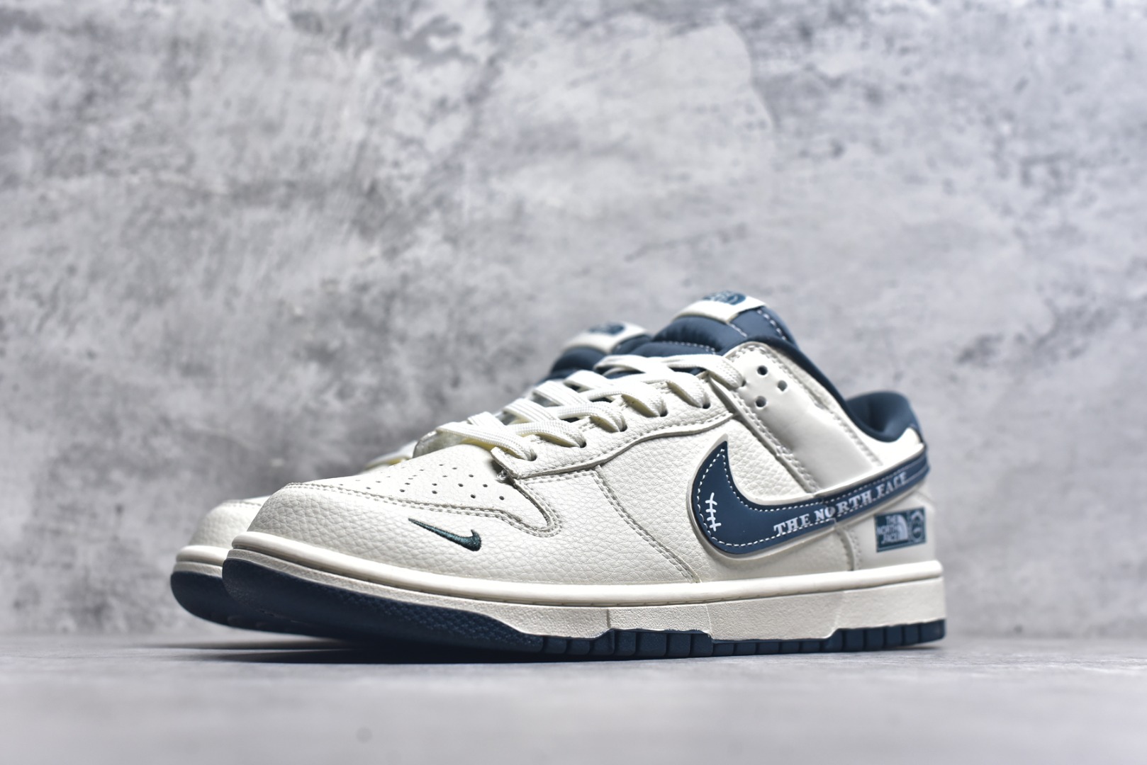 图片[2]-#海外爆款限量发售！Nike SB Dunk Low“ 北面联名——米蓝字母勾” 周年高端定制 低帮休闲板鞋 定制鞋盒 大厂纯原品质出货 超高清洁度 皮料切割干净无任何毛边 细节完美 货号：SR2025-003 尺码：36 36.5 37.5 38 38.5 39 40 40.5 41 42 42.5 43 44 44.5 45-选品中心