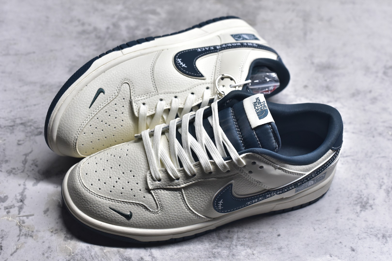 图片[7]-#海外爆款限量发售！Nike SB Dunk Low“ 北面联名——米蓝字母勾” 周年高端定制 低帮休闲板鞋 定制鞋盒 大厂纯原品质出货 超高清洁度 皮料切割干净无任何毛边 细节完美 货号：SR2025-003 尺码：36 36.5 37.5 38 38.5 39 40 40.5 41 42 42.5 43 44 44.5 45-选品中心