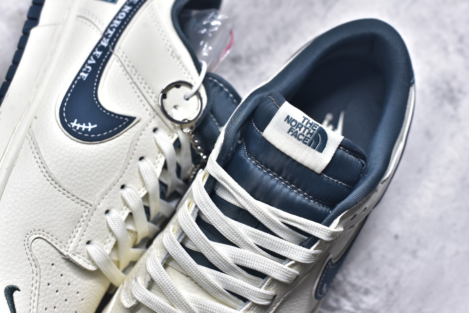 图片[9]-#海外爆款限量发售！Nike SB Dunk Low“ 北面联名——米蓝字母勾” 周年高端定制 低帮休闲板鞋 定制鞋盒 大厂纯原品质出货 超高清洁度 皮料切割干净无任何毛边 细节完美 货号：SR2025-003 尺码：36 36.5 37.5 38 38.5 39 40 40.5 41 42 42.5 43 44 44.5 45-选品中心