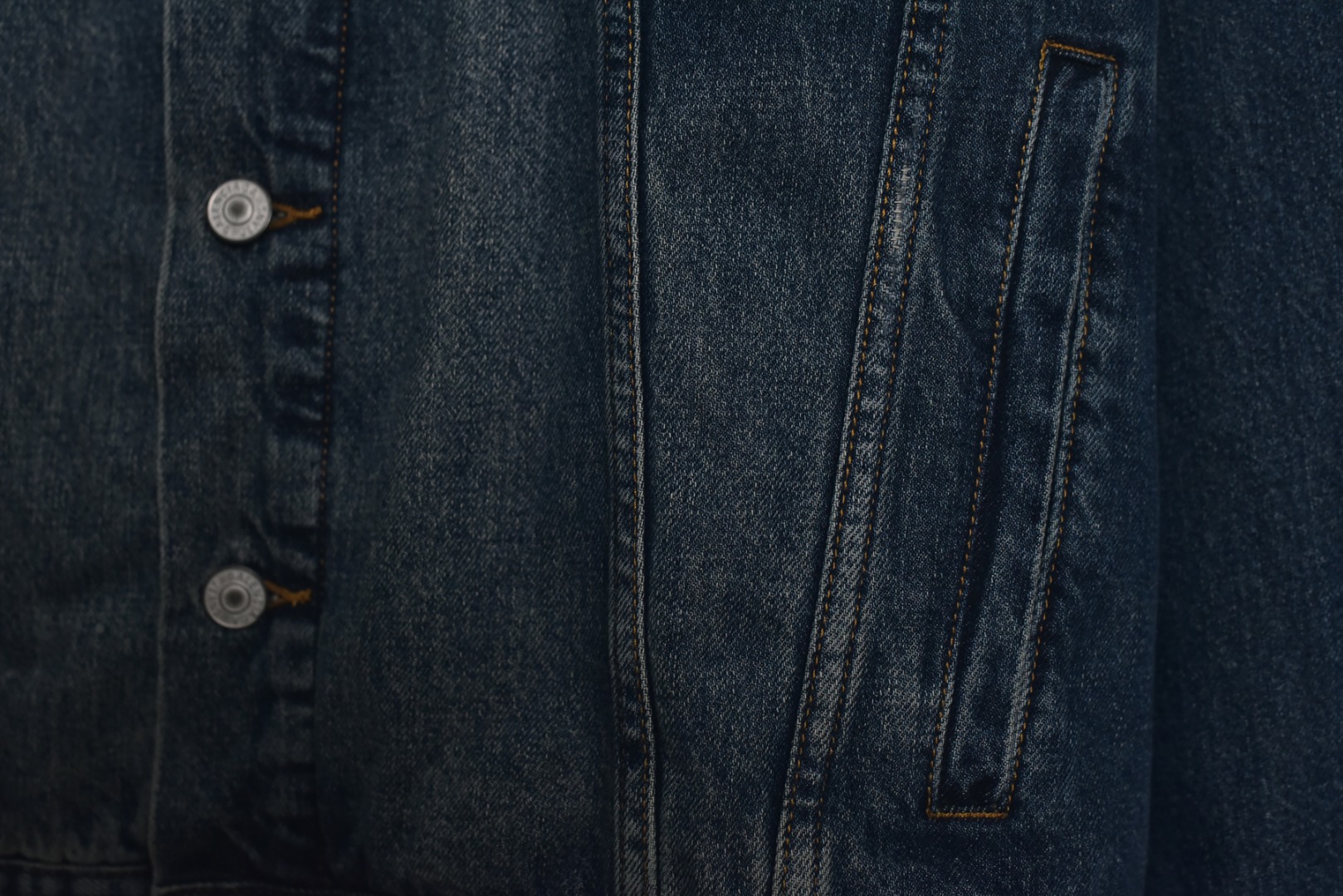 图片[5]-#Balenciaga/巴黎世家 25Fw 银胶带印花蓝牛仔外套 定制赛络纺工艺牛仔面料。此工艺使两根粗纱在纺纱阶段保持一定间距，经牵伸后由前罗拉输出，再汇合加捻成一根单纱。 赛络纺技术使最终织造出的丹宁面料具有卓越的强度、优异的耐磨性以及独特的柔软手感。纱线结构紧密，面料纹理清晰、光泽柔和，布面毛羽显著减少，呈现出普通牛仔无法比拟的细腻、挺括且高质感的视觉和触觉体验，为后续的重工艺处理提供了完美的基础。所有接缝、拼接处均采用高张力、高密度、均匀一致的针距进行缝制。线迹精准如机械制图，无任何跳针、断线或线头。内侧包边处理工整，承受高强度穿着与洗涤后仍能保持结构稳定，体现了世界级大厂对生产流程的严苛品控和无可挑剔的缝制技术。印花工艺复杂性： 这是整件外套最具技术挑战性的部分，其“胶带”效果并非普通印花或贴膜，而是采用了极为繁琐的多层厚板胶浆印花与特种闪粉混合印刷技术。厚板印刷： 通过多次重复印刷特调高分子胶浆，在面料表面堆叠出具有显著3D立体浮雕感的“胶带”条纹。每一次印刷都需经过精确对位和高温烘干定型，确保图案边缘锐利如刀刻，厚度均匀一致，手感坚硬且极具冲击力。闪粉融合： 在胶浆未完全固化前，将定制的高折射率微闪片通过精密筛网均匀撒在印花表面，并使其牢固嵌入胶浆内部。此步骤需精确控制胶浆粘度和闪粉的附着力，确保闪粉分布均匀、牢固不脱落，且光泽璀璨持久。 品质体现： 最终形成的印花图案不仅具有强烈的视觉立体感和触摸感，更因其高强度的物化特性，实现了极高的耐撕裂性、抗皱性和耐洗牢度。印花部分不会开裂、剥落或变黄，闪粉在日常穿着中也能最大限度地保持其闪耀效果，经久如新。这种工艺将装饰性与功能性推向了极致，成本高昂，良品率极低，是大厂才能驾驭的复杂技术 尺码：1 2 3-选品中心