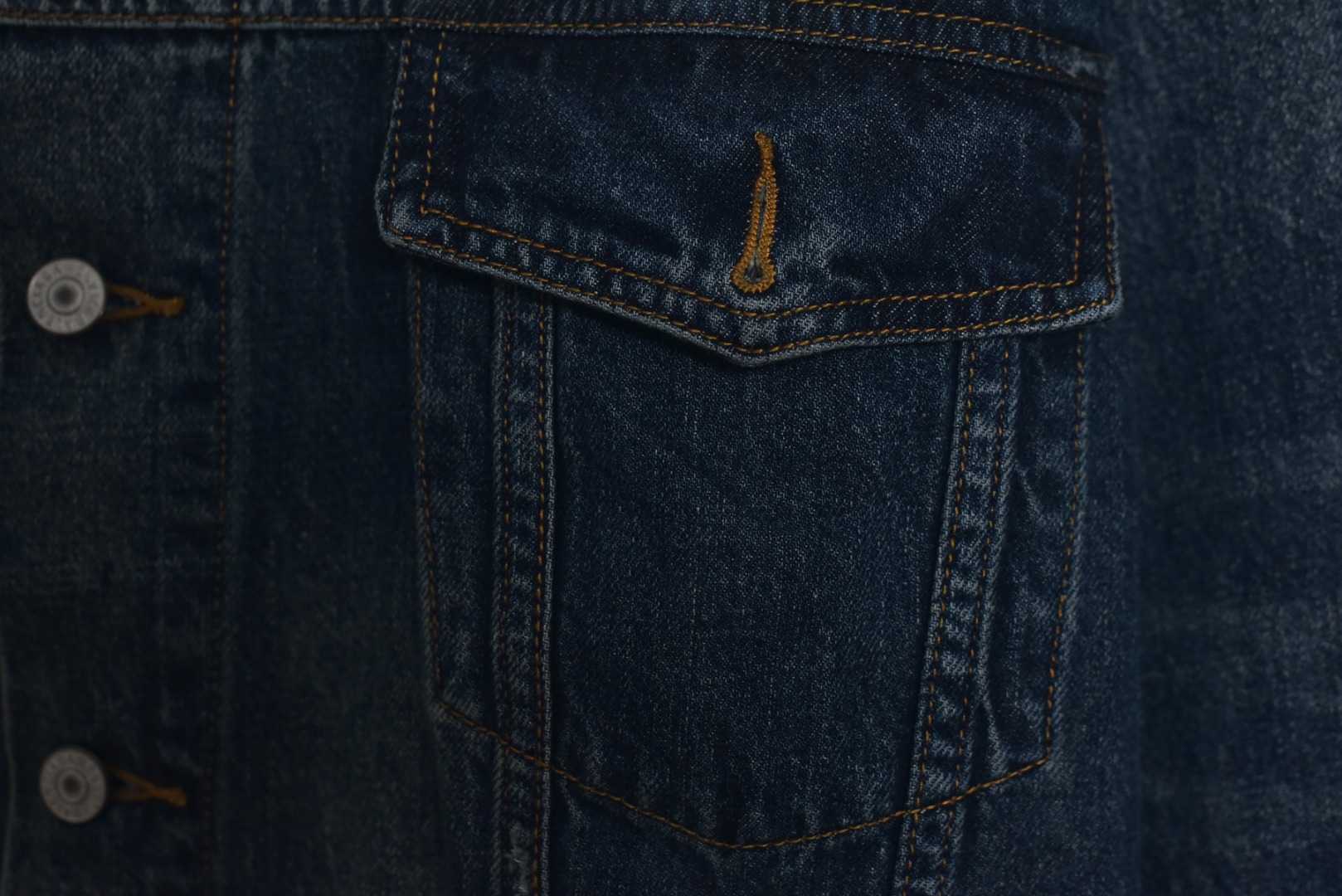 图片[7]-#Balenciaga/巴黎世家 25Fw 银胶带印花蓝牛仔外套 定制赛络纺工艺牛仔面料。此工艺使两根粗纱在纺纱阶段保持一定间距，经牵伸后由前罗拉输出，再汇合加捻成一根单纱。 赛络纺技术使最终织造出的丹宁面料具有卓越的强度、优异的耐磨性以及独特的柔软手感。纱线结构紧密，面料纹理清晰、光泽柔和，布面毛羽显著减少，呈现出普通牛仔无法比拟的细腻、挺括且高质感的视觉和触觉体验，为后续的重工艺处理提供了完美的基础。所有接缝、拼接处均采用高张力、高密度、均匀一致的针距进行缝制。线迹精准如机械制图，无任何跳针、断线或线头。内侧包边处理工整，承受高强度穿着与洗涤后仍能保持结构稳定，体现了世界级大厂对生产流程的严苛品控和无可挑剔的缝制技术。印花工艺复杂性： 这是整件外套最具技术挑战性的部分，其“胶带”效果并非普通印花或贴膜，而是采用了极为繁琐的多层厚板胶浆印花与特种闪粉混合印刷技术。厚板印刷： 通过多次重复印刷特调高分子胶浆，在面料表面堆叠出具有显著3D立体浮雕感的“胶带”条纹。每一次印刷都需经过精确对位和高温烘干定型，确保图案边缘锐利如刀刻，厚度均匀一致，手感坚硬且极具冲击力。闪粉融合： 在胶浆未完全固化前，将定制的高折射率微闪片通过精密筛网均匀撒在印花表面，并使其牢固嵌入胶浆内部。此步骤需精确控制胶浆粘度和闪粉的附着力，确保闪粉分布均匀、牢固不脱落，且光泽璀璨持久。 品质体现： 最终形成的印花图案不仅具有强烈的视觉立体感和触摸感，更因其高强度的物化特性，实现了极高的耐撕裂性、抗皱性和耐洗牢度。印花部分不会开裂、剥落或变黄，闪粉在日常穿着中也能最大限度地保持其闪耀效果，经久如新。这种工艺将装饰性与功能性推向了极致，成本高昂，良品率极低，是大厂才能驾驭的复杂技术 尺码：1 2 3-选品中心