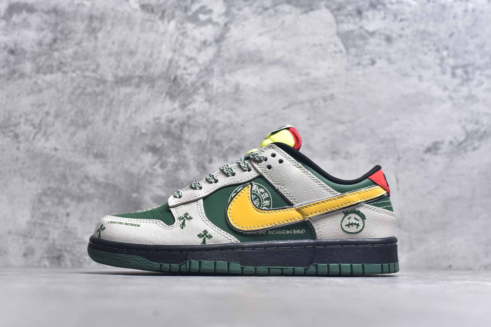 #海外爆款限量发售！Nike SB Dunk Low“ 克罗心联名——绿黄鬼脸” 周年高端定制 低帮休闲板鞋 定制鞋盒 大厂纯原品质出货 超高清洁度 皮料切割干净无任何毛边 细节完美 货号：DG2025-002 尺码：36 36.5 37.5 38 38.5 39 40 40.5 41 42 42.5 43 44 44.5 45-选品中心