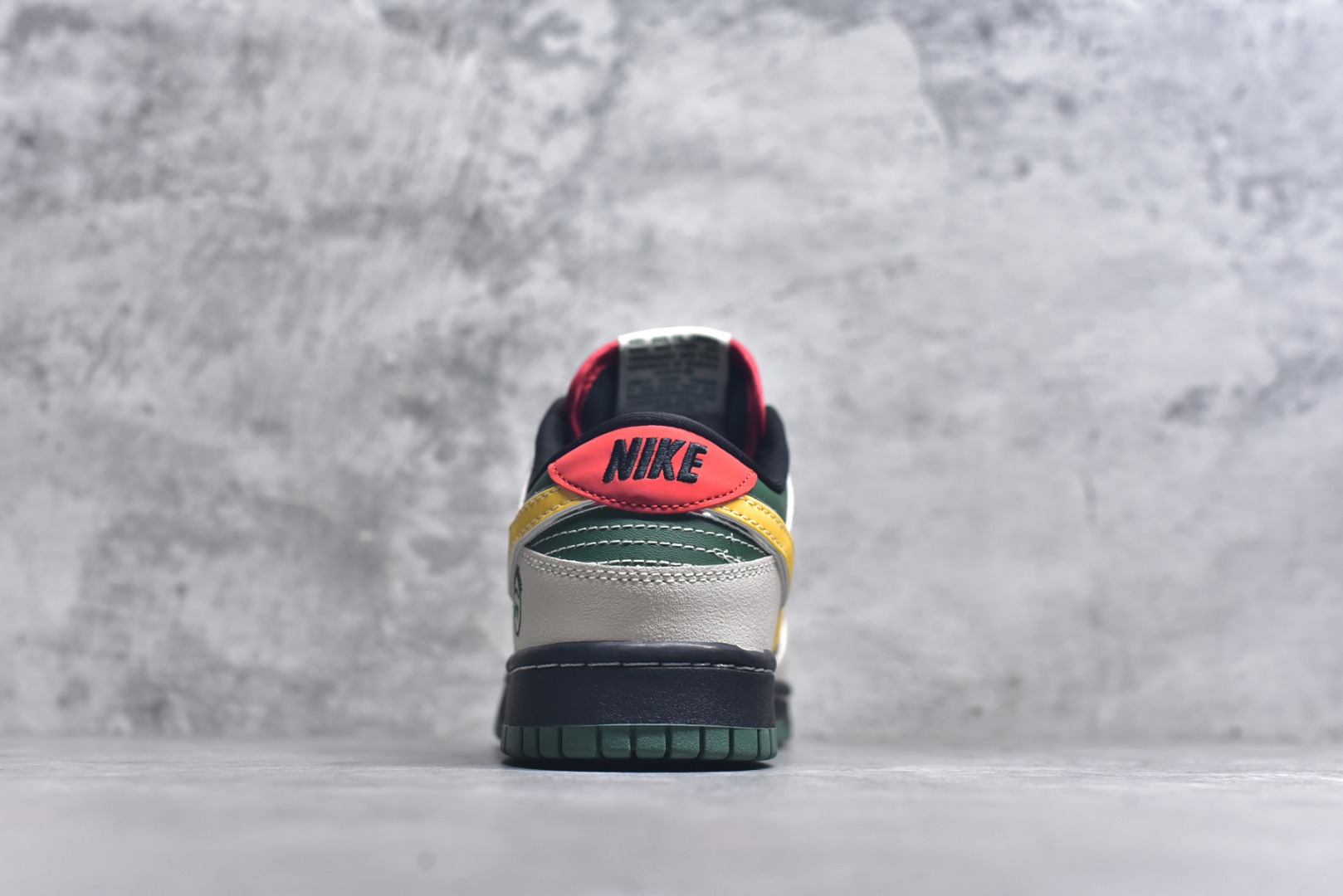 图片[5]-#海外爆款限量发售！Nike SB Dunk Low“ 克罗心联名——绿黄鬼脸” 周年高端定制 低帮休闲板鞋 定制鞋盒 大厂纯原品质出货 超高清洁度 皮料切割干净无任何毛边 细节完美 货号：DG2025-002 尺码：36 36.5 37.5 38 38.5 39 40 40.5 41 42 42.5 43 44 44.5 45-选品中心
