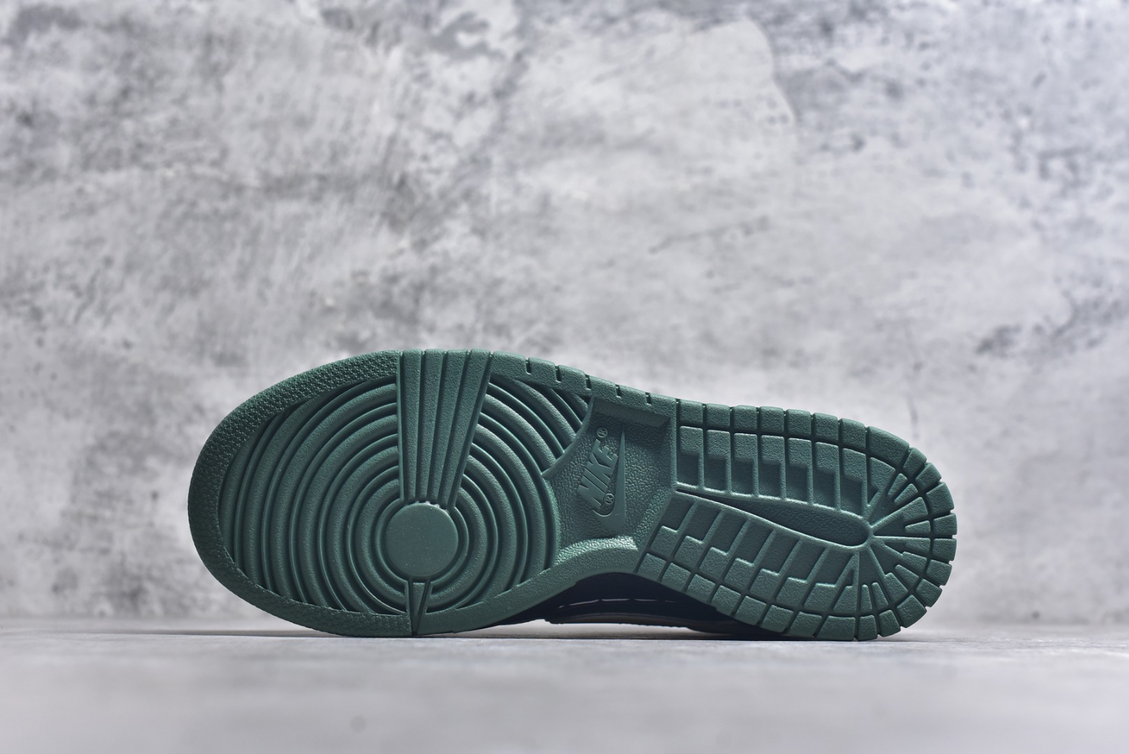 图片[6]-#海外爆款限量发售！Nike SB Dunk Low“ 克罗心联名——绿黄鬼脸” 周年高端定制 低帮休闲板鞋 定制鞋盒 大厂纯原品质出货 超高清洁度 皮料切割干净无任何毛边 细节完美 货号：DG2025-002 尺码：36 36.5 37.5 38 38.5 39 40 40.5 41 42 42.5 43 44 44.5 45-选品中心