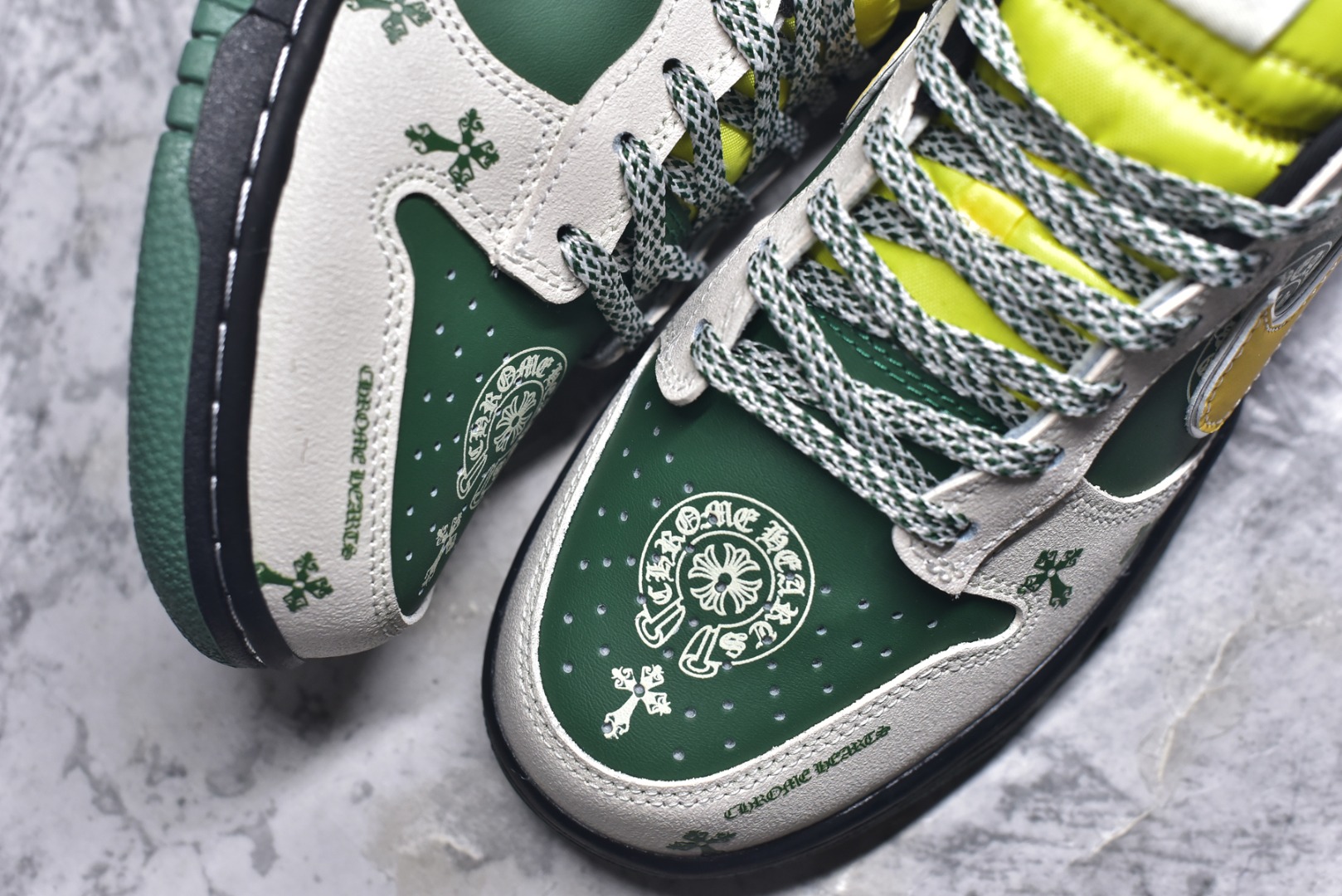 图片[8]-#海外爆款限量发售！Nike SB Dunk Low“ 克罗心联名——绿黄鬼脸” 周年高端定制 低帮休闲板鞋 定制鞋盒 大厂纯原品质出货 超高清洁度 皮料切割干净无任何毛边 细节完美 货号：DG2025-002 尺码：36 36.5 37.5 38 38.5 39 40 40.5 41 42 42.5 43 44 44.5 45-选品中心