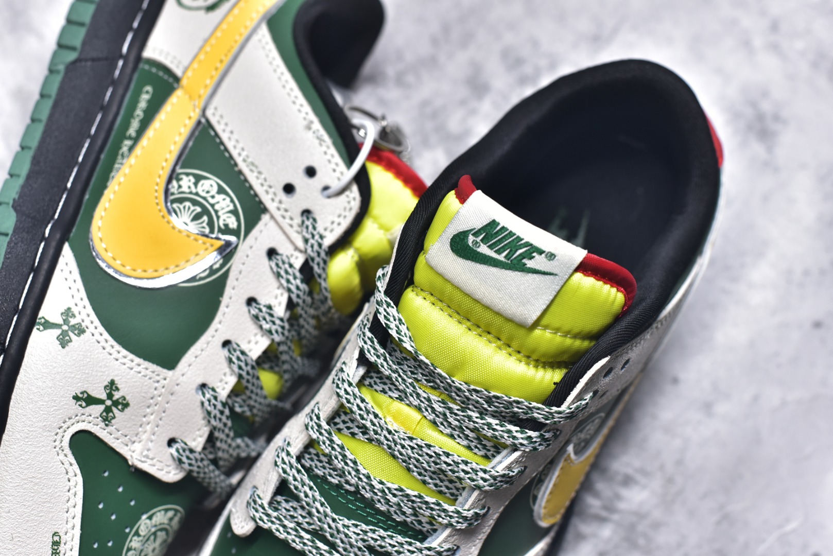 图片[9]-#海外爆款限量发售！Nike SB Dunk Low“ 克罗心联名——绿黄鬼脸” 周年高端定制 低帮休闲板鞋 定制鞋盒 大厂纯原品质出货 超高清洁度 皮料切割干净无任何毛边 细节完美 货号：DG2025-002 尺码：36 36.5 37.5 38 38.5 39 40 40.5 41 42 42.5 43 44 44.5 45-选品中心