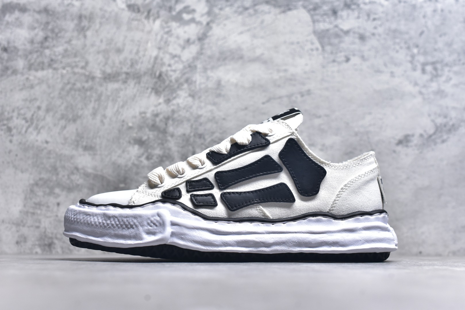 #AMIRI × Maison MIHARA YASUHIR*骨头溶解鞋 品牌订单 原单品质 AMIRIxMMY 携手合作 推出联名鞋款 将两大品牌的经典设计巧妙融合 手工制作的粘土模具鞋底和AMIRI标志性BONES皮革刺绣细节作为鞋款的一大特色 展现出独特的工艺与风格 材质：鞋面原版定制太空莫尼卡帆布！ 内里：原版科技布、 大底：原开模钢印EVA发泡底、 尺码：39 40 41 42 43 44 45 46-选品中心