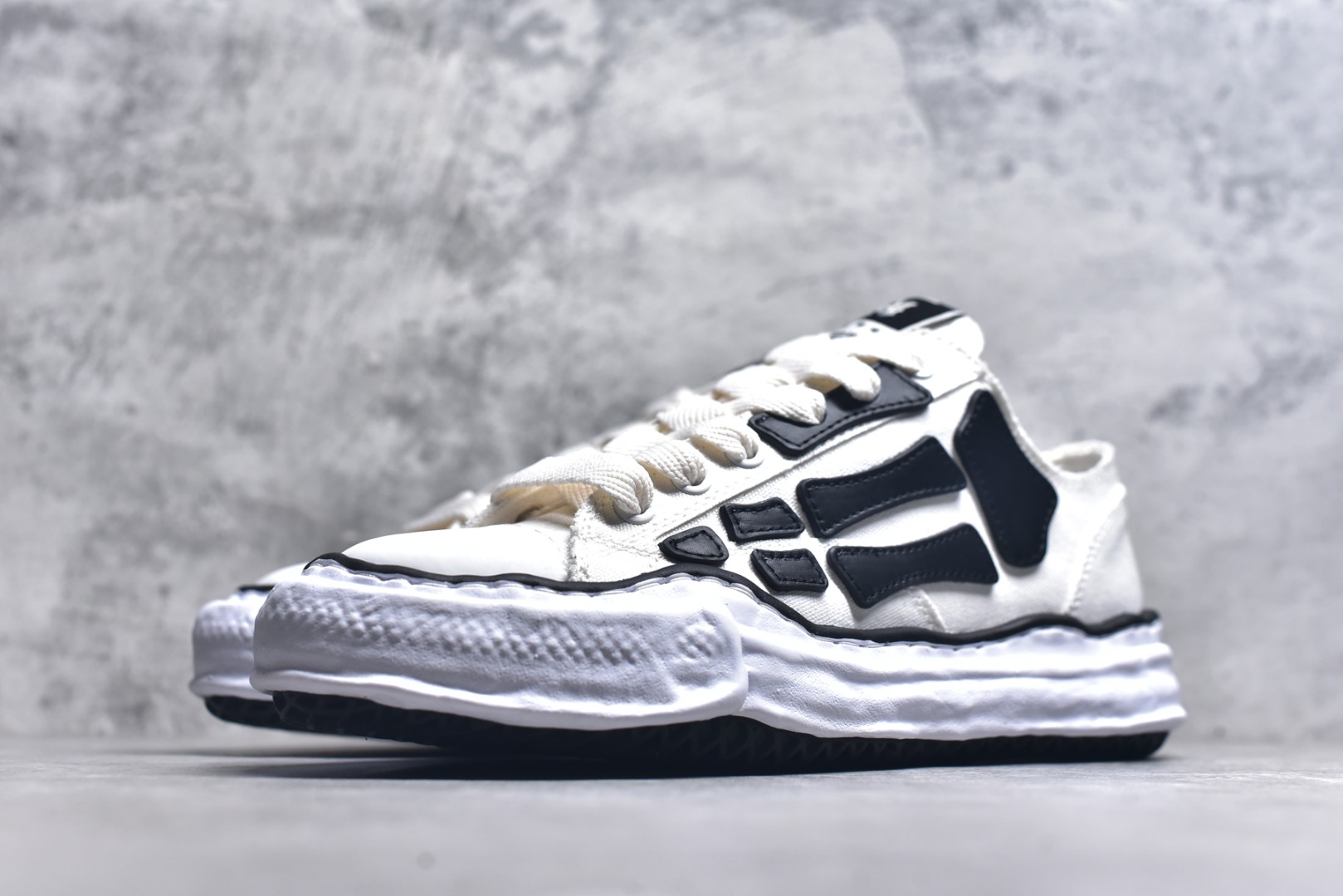 图片[2]-#AMIRI × Maison MIHARA YASUHIR*骨头溶解鞋 品牌订单 原单品质 AMIRIxMMY 携手合作 推出联名鞋款 将两大品牌的经典设计巧妙融合 手工制作的粘土模具鞋底和AMIRI标志性BONES皮革刺绣细节作为鞋款的一大特色 展现出独特的工艺与风格 材质：鞋面原版定制太空莫尼卡帆布！ 内里：原版科技布、 大底：原开模钢印EVA发泡底、 尺码：39 40 41 42 43 44 45 46-选品中心