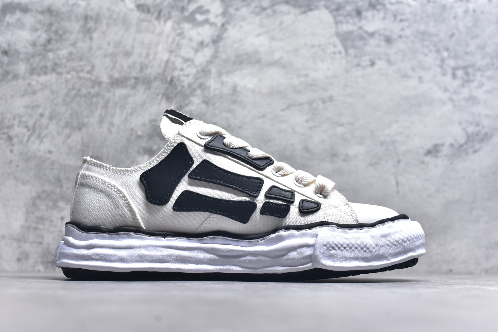 图片[3]-#AMIRI × Maison MIHARA YASUHIR*骨头溶解鞋 品牌订单 原单品质 AMIRIxMMY 携手合作 推出联名鞋款 将两大品牌的经典设计巧妙融合 手工制作的粘土模具鞋底和AMIRI标志性BONES皮革刺绣细节作为鞋款的一大特色 展现出独特的工艺与风格 材质：鞋面原版定制太空莫尼卡帆布！ 内里：原版科技布、 大底：原开模钢印EVA发泡底、 尺码：39 40 41 42 43 44 45 46-选品中心