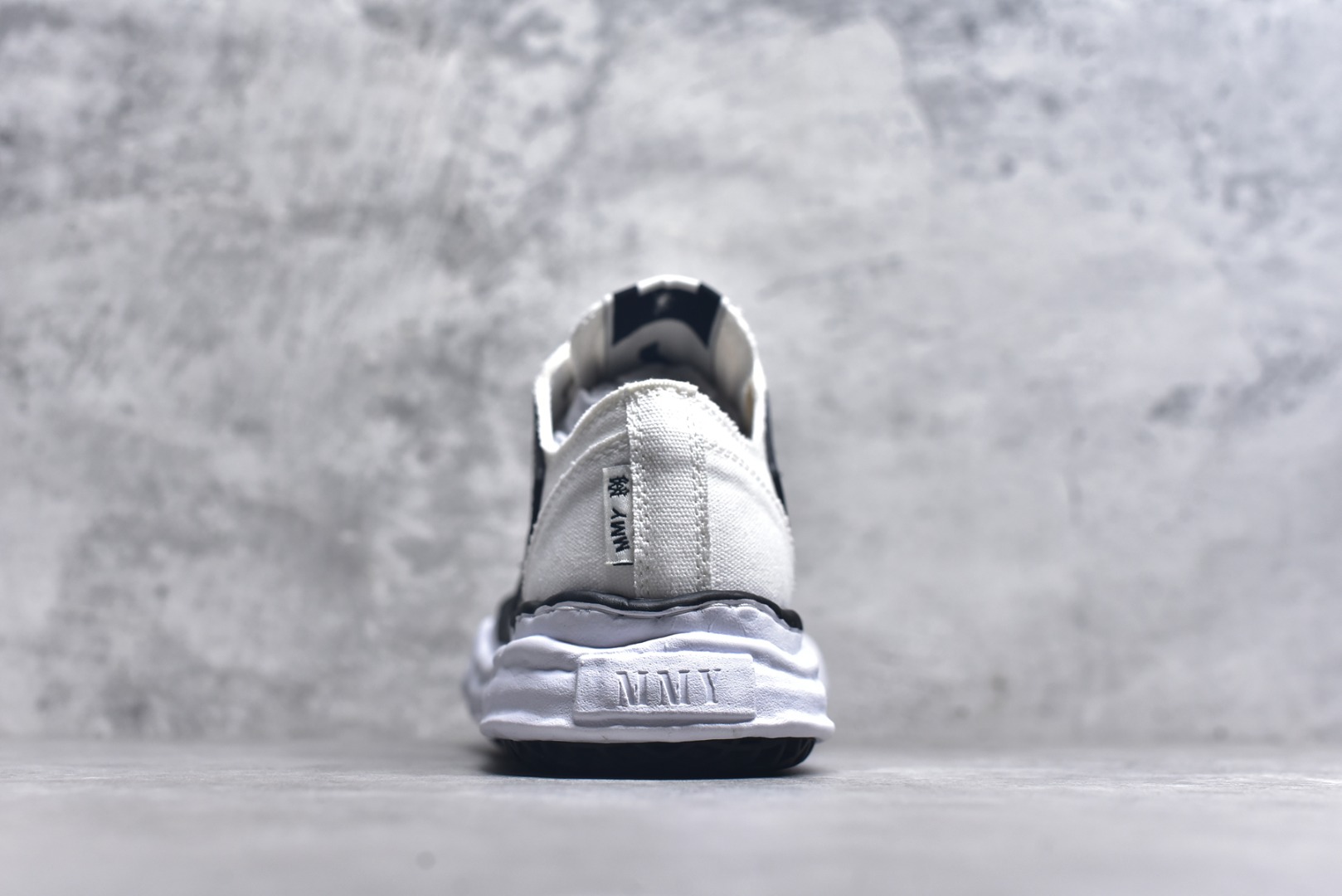 图片[5]-#AMIRI × Maison MIHARA YASUHIR*骨头溶解鞋 品牌订单 原单品质 AMIRIxMMY 携手合作 推出联名鞋款 将两大品牌的经典设计巧妙融合 手工制作的粘土模具鞋底和AMIRI标志性BONES皮革刺绣细节作为鞋款的一大特色 展现出独特的工艺与风格 材质：鞋面原版定制太空莫尼卡帆布！ 内里：原版科技布、 大底：原开模钢印EVA发泡底、 尺码：39 40 41 42 43 44 45 46-选品中心