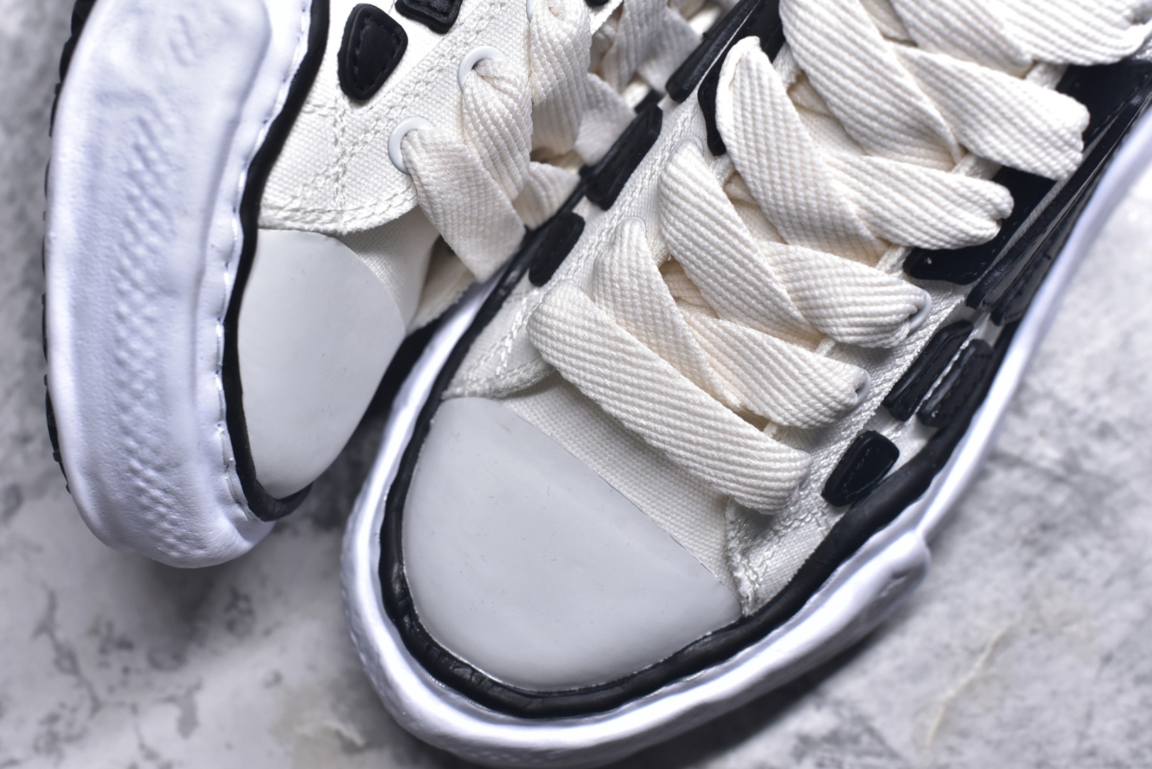 图片[8]-#AMIRI × Maison MIHARA YASUHIR*骨头溶解鞋 品牌订单 原单品质 AMIRIxMMY 携手合作 推出联名鞋款 将两大品牌的经典设计巧妙融合 手工制作的粘土模具鞋底和AMIRI标志性BONES皮革刺绣细节作为鞋款的一大特色 展现出独特的工艺与风格 材质：鞋面原版定制太空莫尼卡帆布！ 内里：原版科技布、 大底：原开模钢印EVA发泡底、 尺码：39 40 41 42 43 44 45 46-选品中心