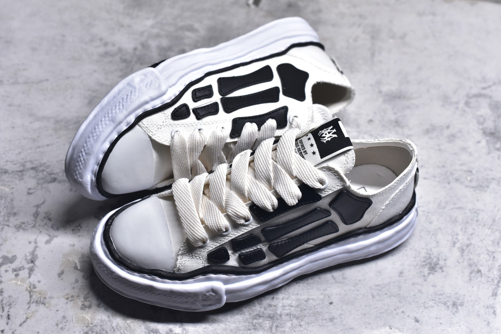 图片[7]-#AMIRI × Maison MIHARA YASUHIR*骨头溶解鞋 品牌订单 原单品质 AMIRIxMMY 携手合作 推出联名鞋款 将两大品牌的经典设计巧妙融合 手工制作的粘土模具鞋底和AMIRI标志性BONES皮革刺绣细节作为鞋款的一大特色 展现出独特的工艺与风格 材质：鞋面原版定制太空莫尼卡帆布！ 内里：原版科技布、 大底：原开模钢印EVA发泡底、 尺码：39 40 41 42 43 44 45 46-选品中心