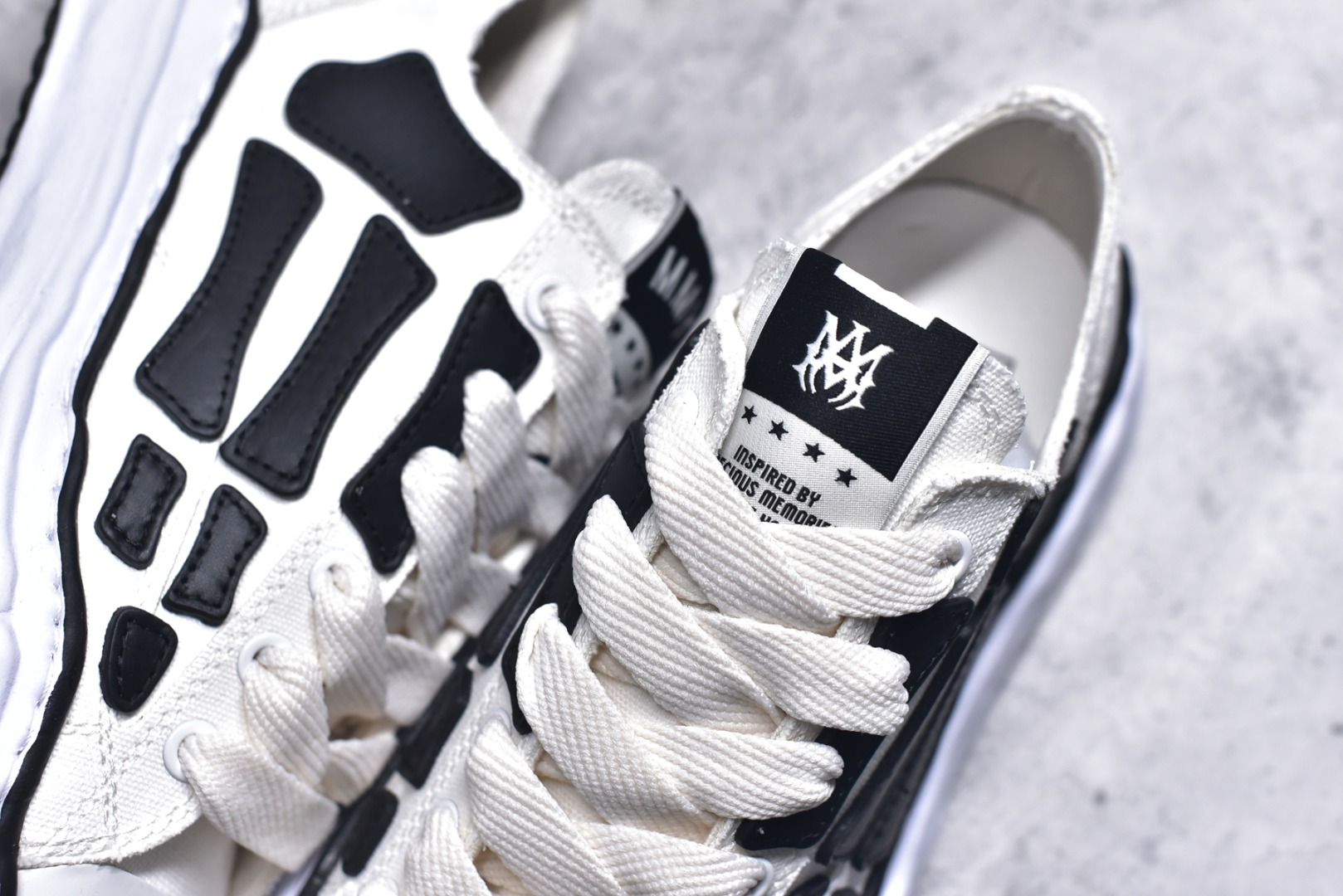 图片[9]-#AMIRI × Maison MIHARA YASUHIR*骨头溶解鞋 品牌订单 原单品质 AMIRIxMMY 携手合作 推出联名鞋款 将两大品牌的经典设计巧妙融合 手工制作的粘土模具鞋底和AMIRI标志性BONES皮革刺绣细节作为鞋款的一大特色 展现出独特的工艺与风格 材质：鞋面原版定制太空莫尼卡帆布！ 内里：原版科技布、 大底：原开模钢印EVA发泡底、 尺码：39 40 41 42 43 44 45 46-选品中心