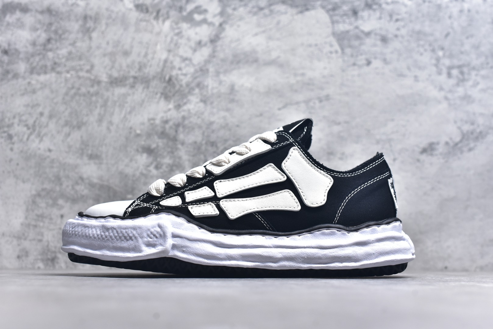 #AMIRI × Maison MIHARA YASUHIR*骨头溶解鞋 品牌订单 原单品质 AMIRIxMMY 携手合作 推出联名鞋款 将两大品牌的经典设计巧妙融合 手工制作的粘土模具鞋底和AMIRI标志性BONES皮革刺绣细节作为鞋款的一大特色 展现出独特的工艺与风格 材质：鞋面原版定制太空莫尼卡帆布！ 内里：原版科技布、 大底：原开模钢印EVA发泡底、 尺码：39 40 41 42 43 44 45 46-选品中心