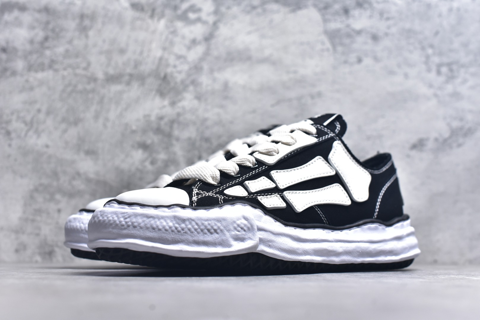 图片[2]-#AMIRI × Maison MIHARA YASUHIR*骨头溶解鞋 品牌订单 原单品质 AMIRIxMMY 携手合作 推出联名鞋款 将两大品牌的经典设计巧妙融合 手工制作的粘土模具鞋底和AMIRI标志性BONES皮革刺绣细节作为鞋款的一大特色 展现出独特的工艺与风格 材质：鞋面原版定制太空莫尼卡帆布！ 内里：原版科技布、 大底：原开模钢印EVA发泡底、 尺码：39 40 41 42 43 44 45 46-选品中心