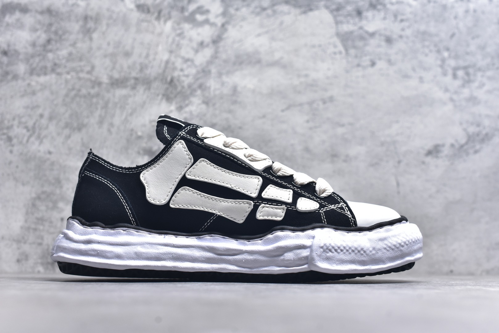 图片[3]-#AMIRI × Maison MIHARA YASUHIR*骨头溶解鞋 品牌订单 原单品质 AMIRIxMMY 携手合作 推出联名鞋款 将两大品牌的经典设计巧妙融合 手工制作的粘土模具鞋底和AMIRI标志性BONES皮革刺绣细节作为鞋款的一大特色 展现出独特的工艺与风格 材质：鞋面原版定制太空莫尼卡帆布！ 内里：原版科技布、 大底：原开模钢印EVA发泡底、 尺码：39 40 41 42 43 44 45 46-选品中心