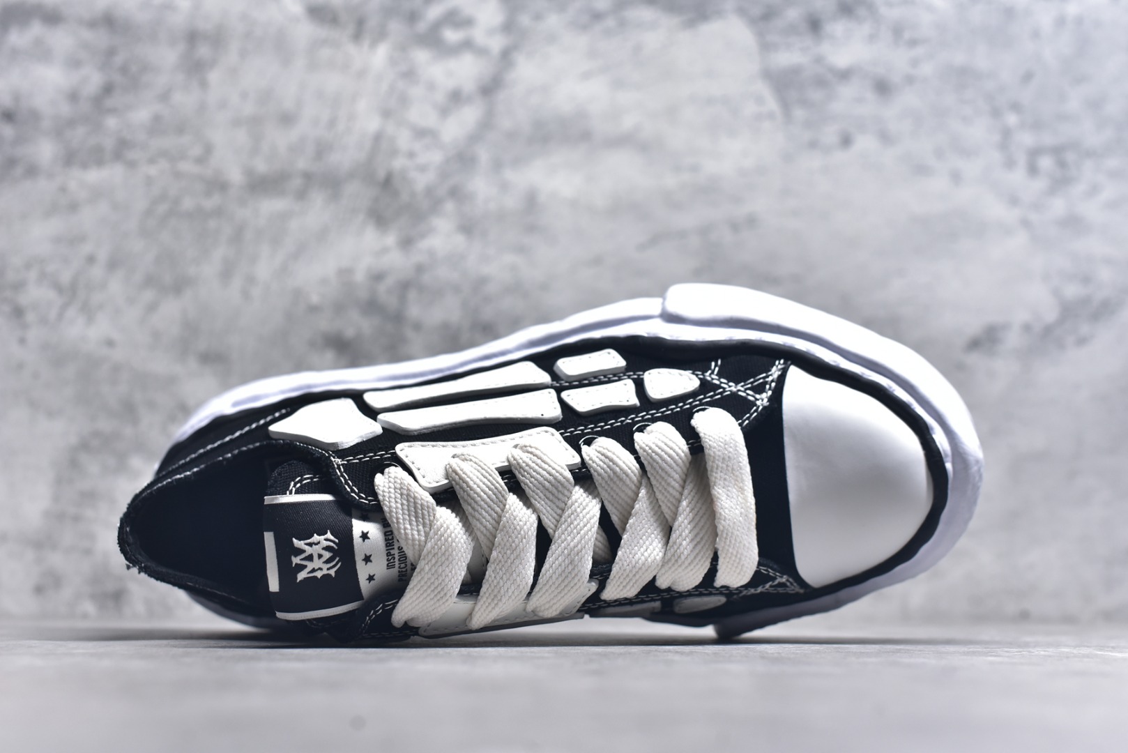 图片[4]-#AMIRI × Maison MIHARA YASUHIR*骨头溶解鞋 品牌订单 原单品质 AMIRIxMMY 携手合作 推出联名鞋款 将两大品牌的经典设计巧妙融合 手工制作的粘土模具鞋底和AMIRI标志性BONES皮革刺绣细节作为鞋款的一大特色 展现出独特的工艺与风格 材质：鞋面原版定制太空莫尼卡帆布！ 内里：原版科技布、 大底：原开模钢印EVA发泡底、 尺码：39 40 41 42 43 44 45 46-选品中心