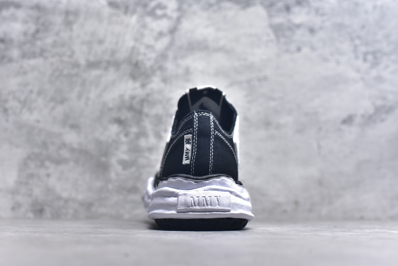 图片[5]-#AMIRI × Maison MIHARA YASUHIR*骨头溶解鞋 品牌订单 原单品质 AMIRIxMMY 携手合作 推出联名鞋款 将两大品牌的经典设计巧妙融合 手工制作的粘土模具鞋底和AMIRI标志性BONES皮革刺绣细节作为鞋款的一大特色 展现出独特的工艺与风格 材质：鞋面原版定制太空莫尼卡帆布！ 内里：原版科技布、 大底：原开模钢印EVA发泡底、 尺码：39 40 41 42 43 44 45 46-选品中心